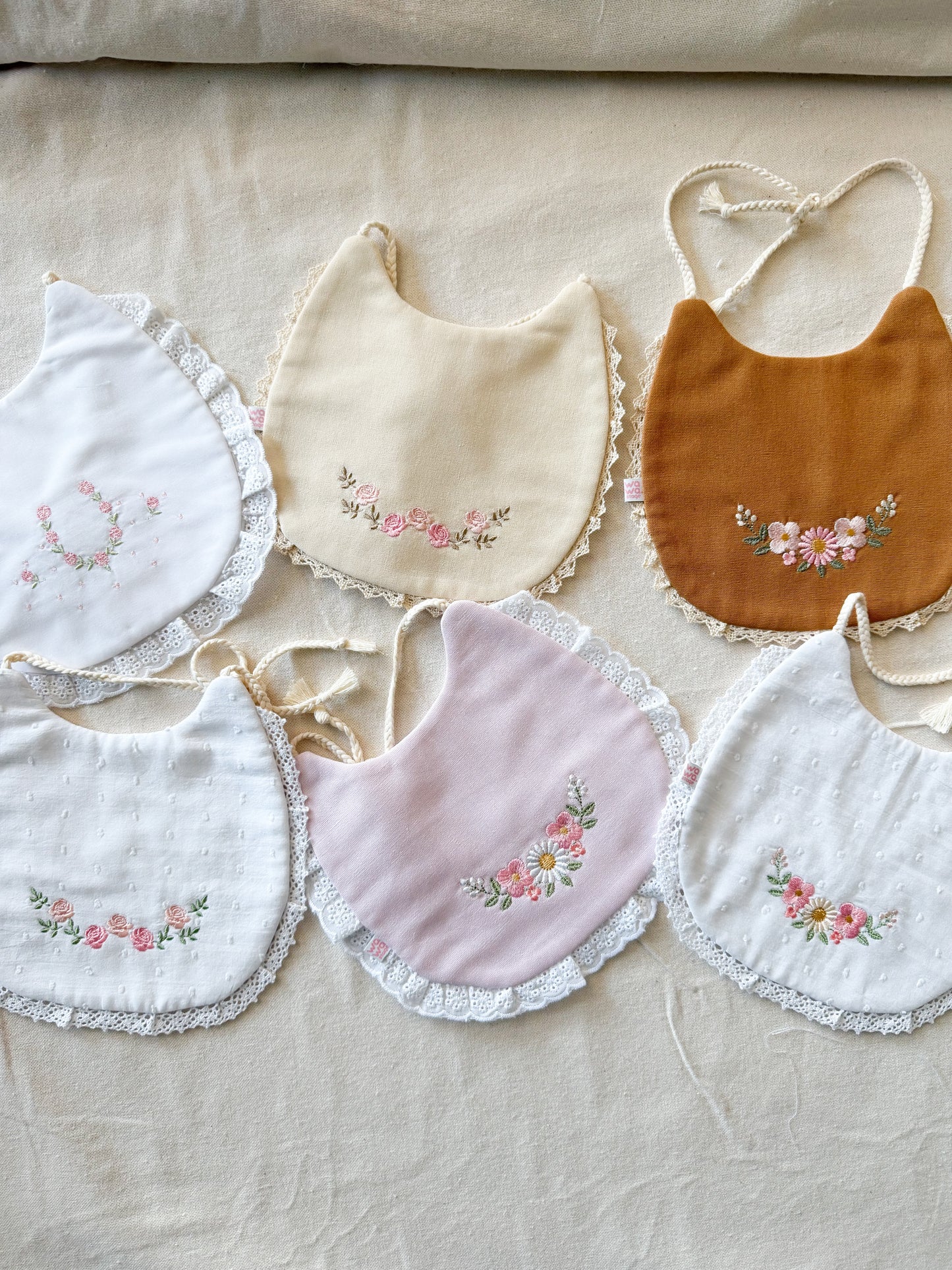 Babero bordado semi aro flores delicadas ocre