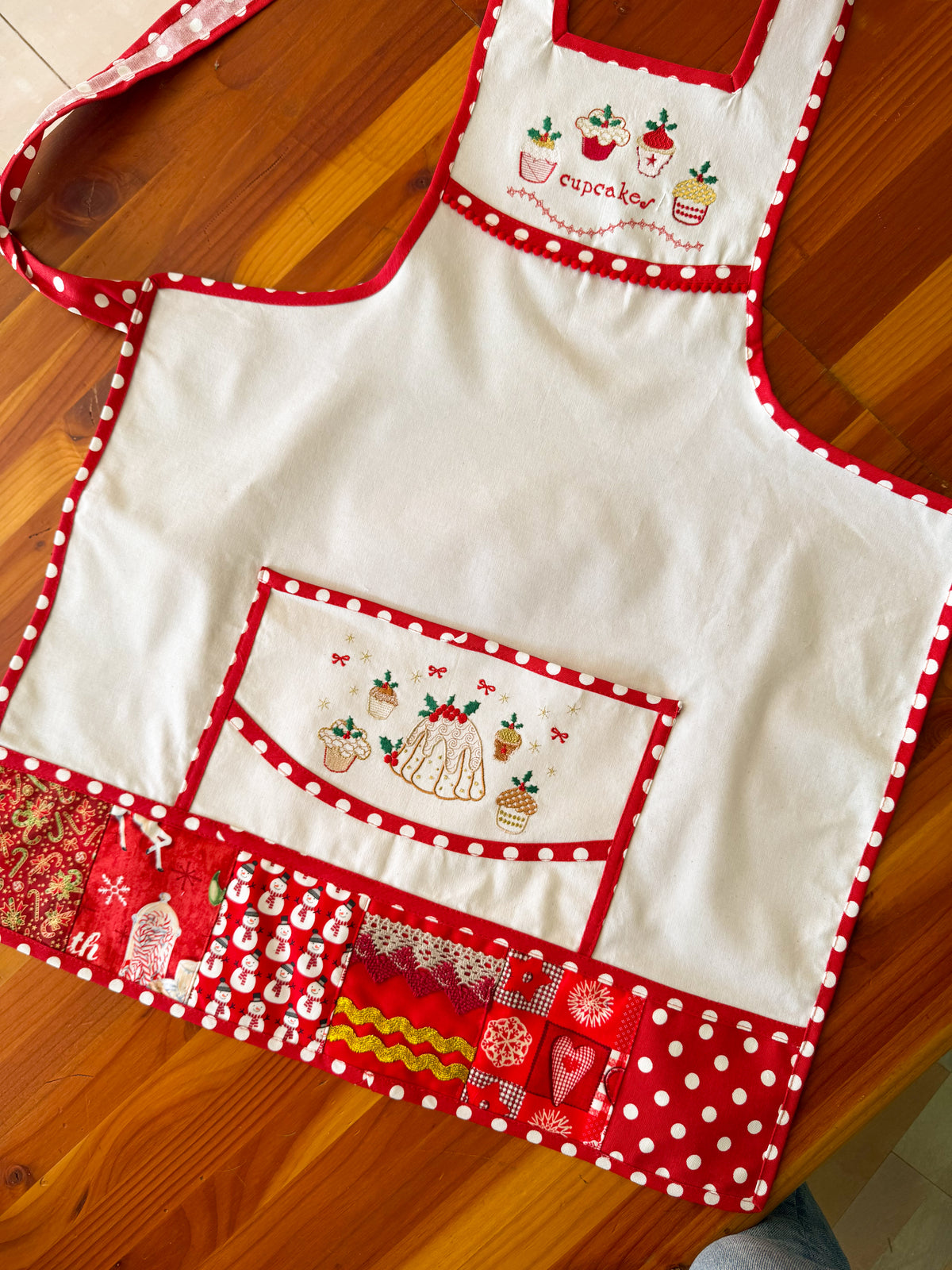 Delantal Navideño Patchwork Rojo bordado navideño Wawa Stage 13