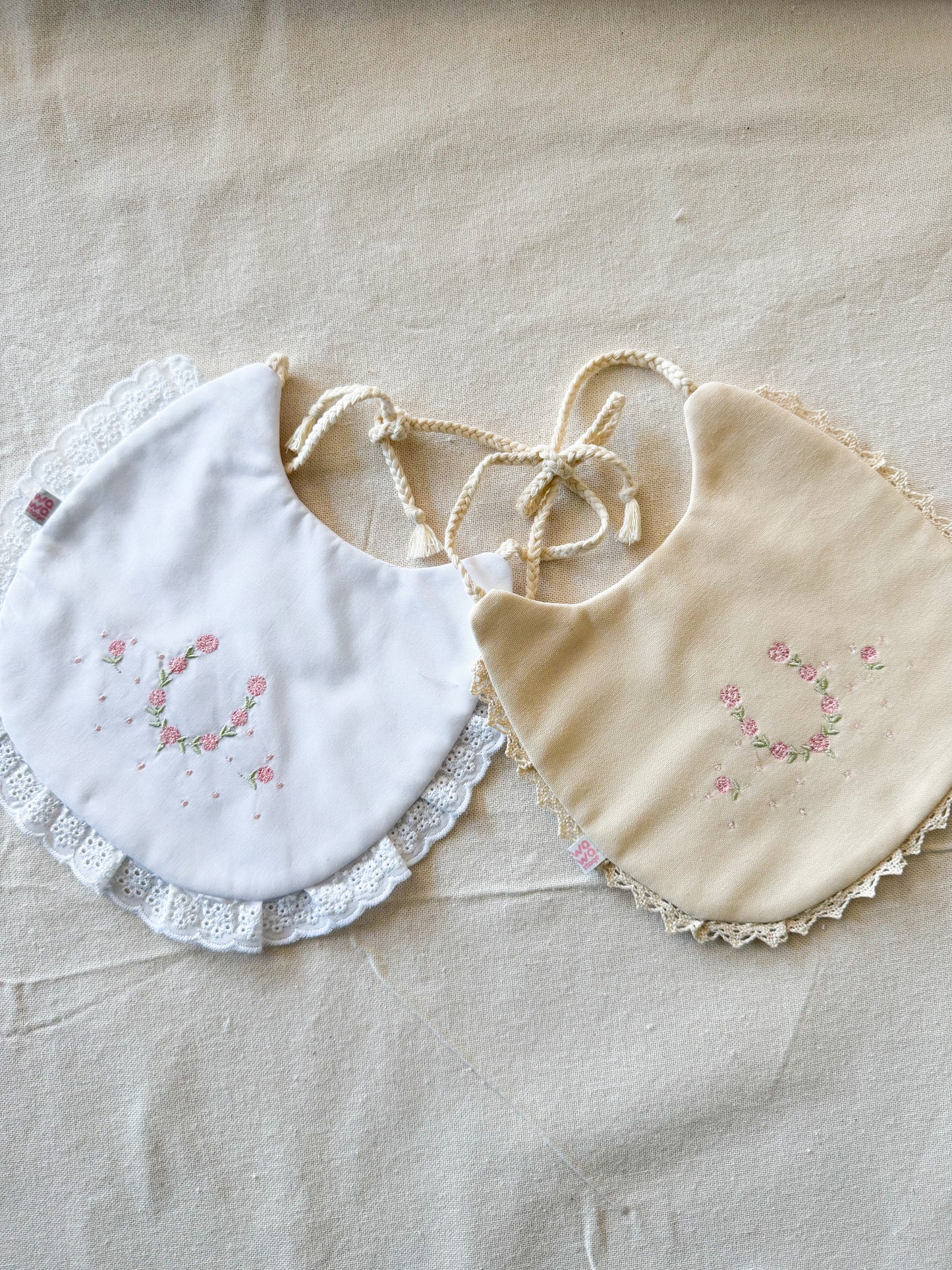 Babero bordado rositas delicadas para bebé