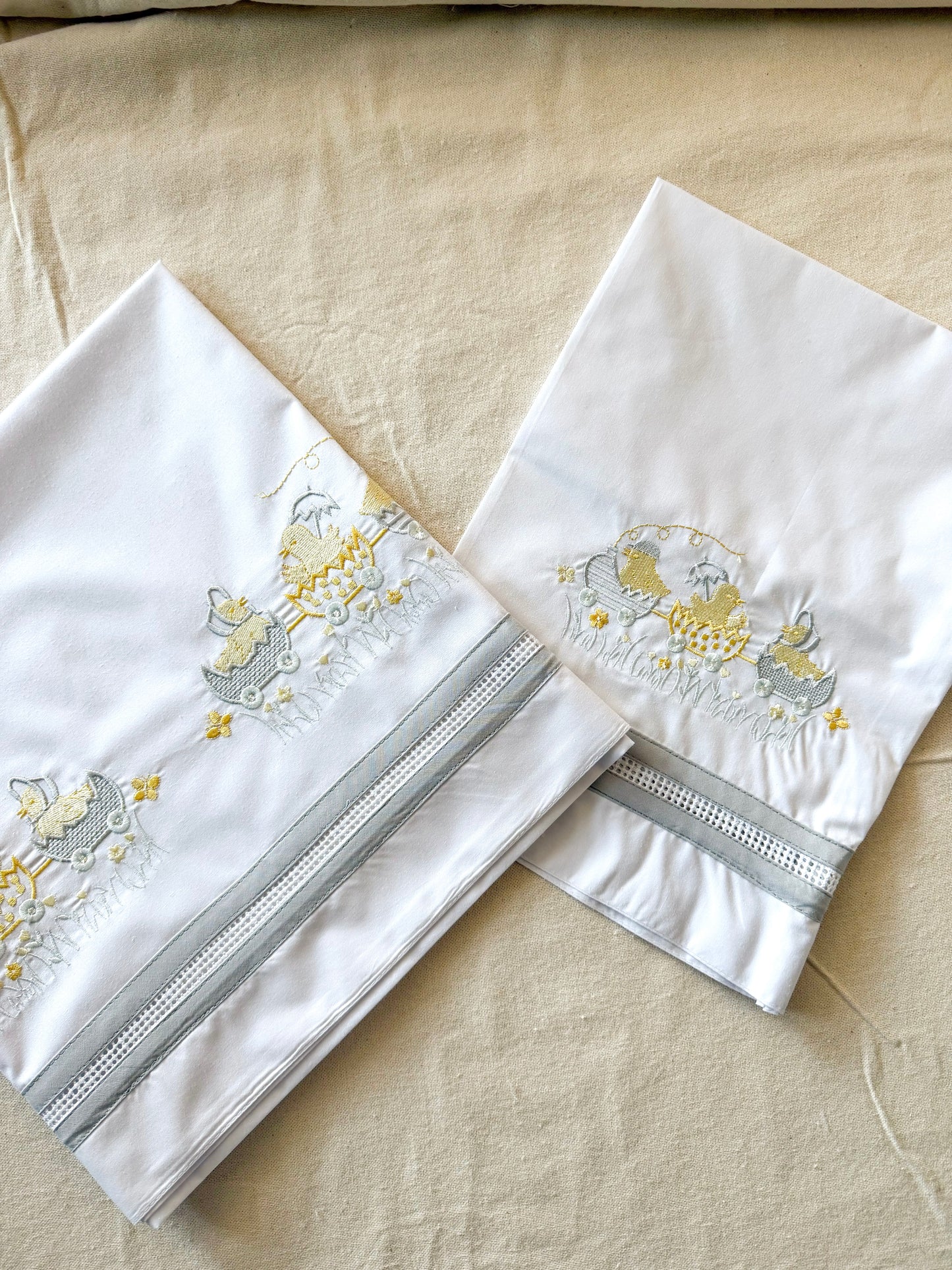 Sábanas de bebe bordada "pollitos en paseo" lineas.