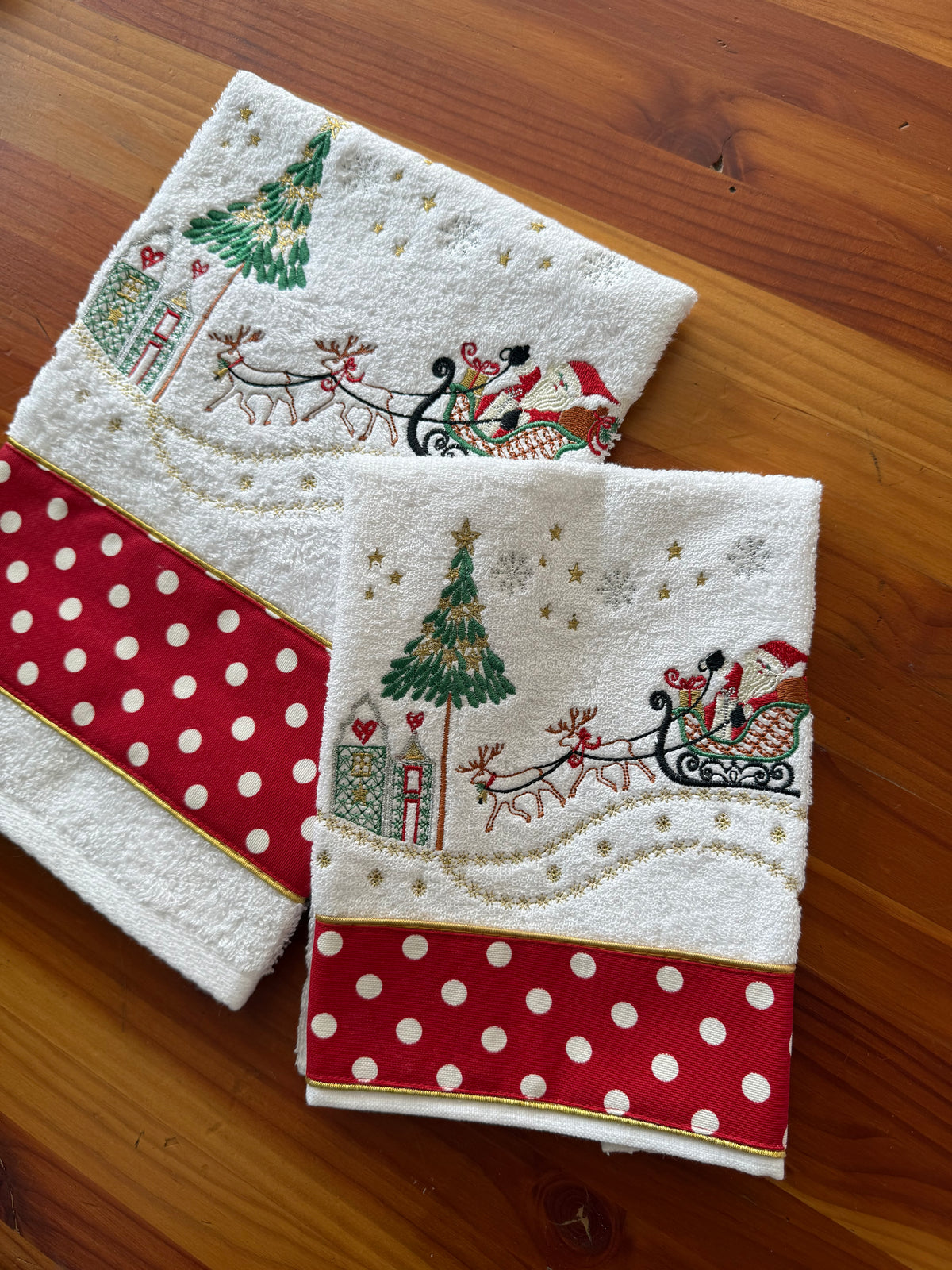 Toalla de Baño Navideña Roja con Puntos Blancos bordado navideño Wawa Stage 16