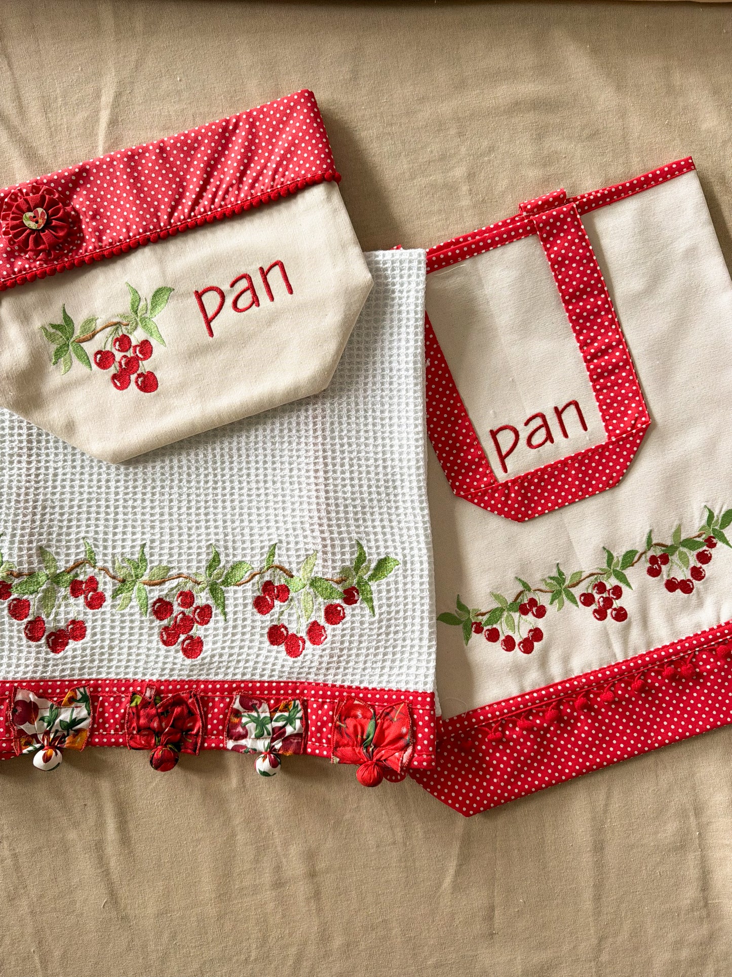 Panera de tela cereza