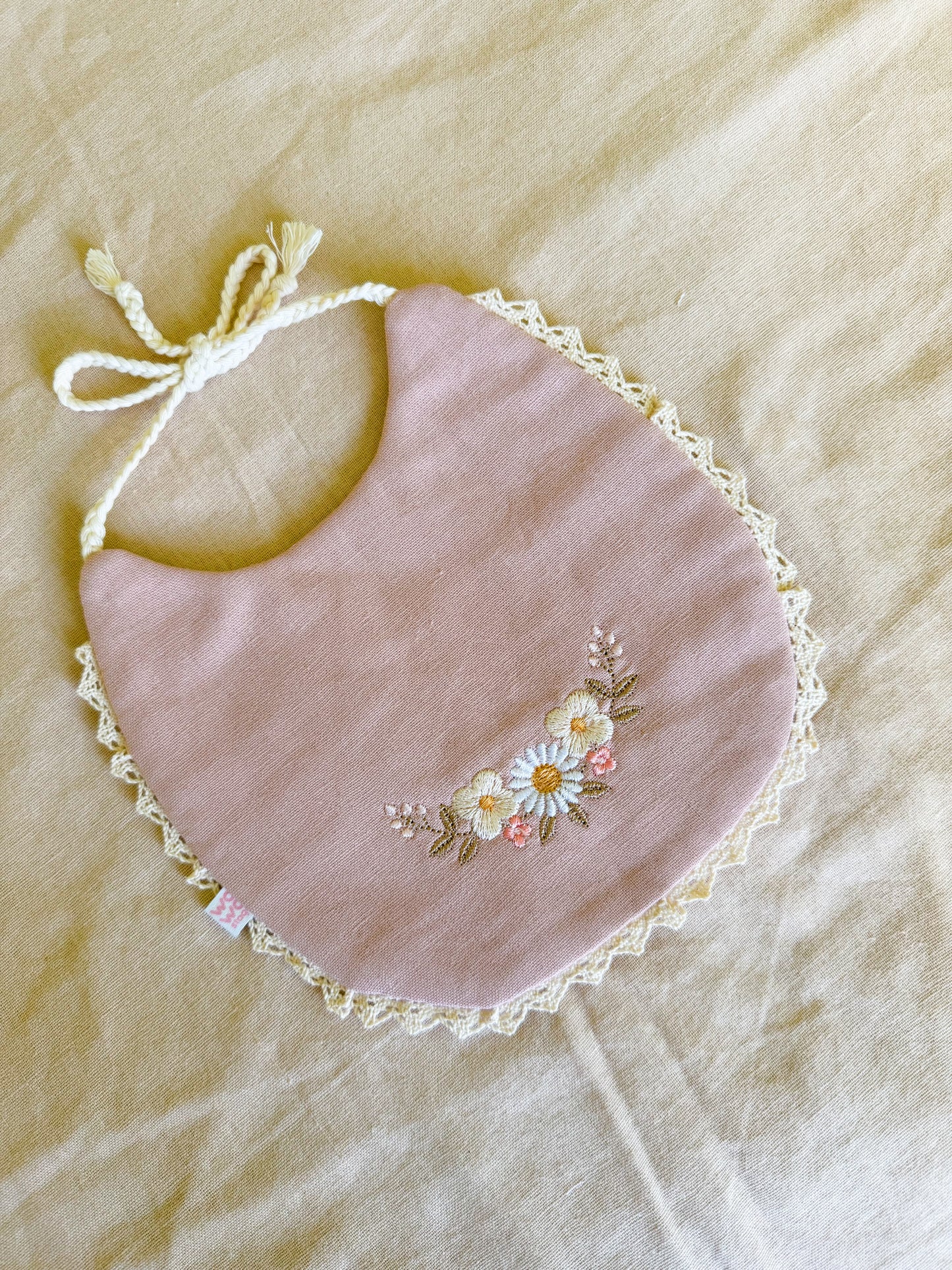 Babero bordado semia aro flores delicadas rosado