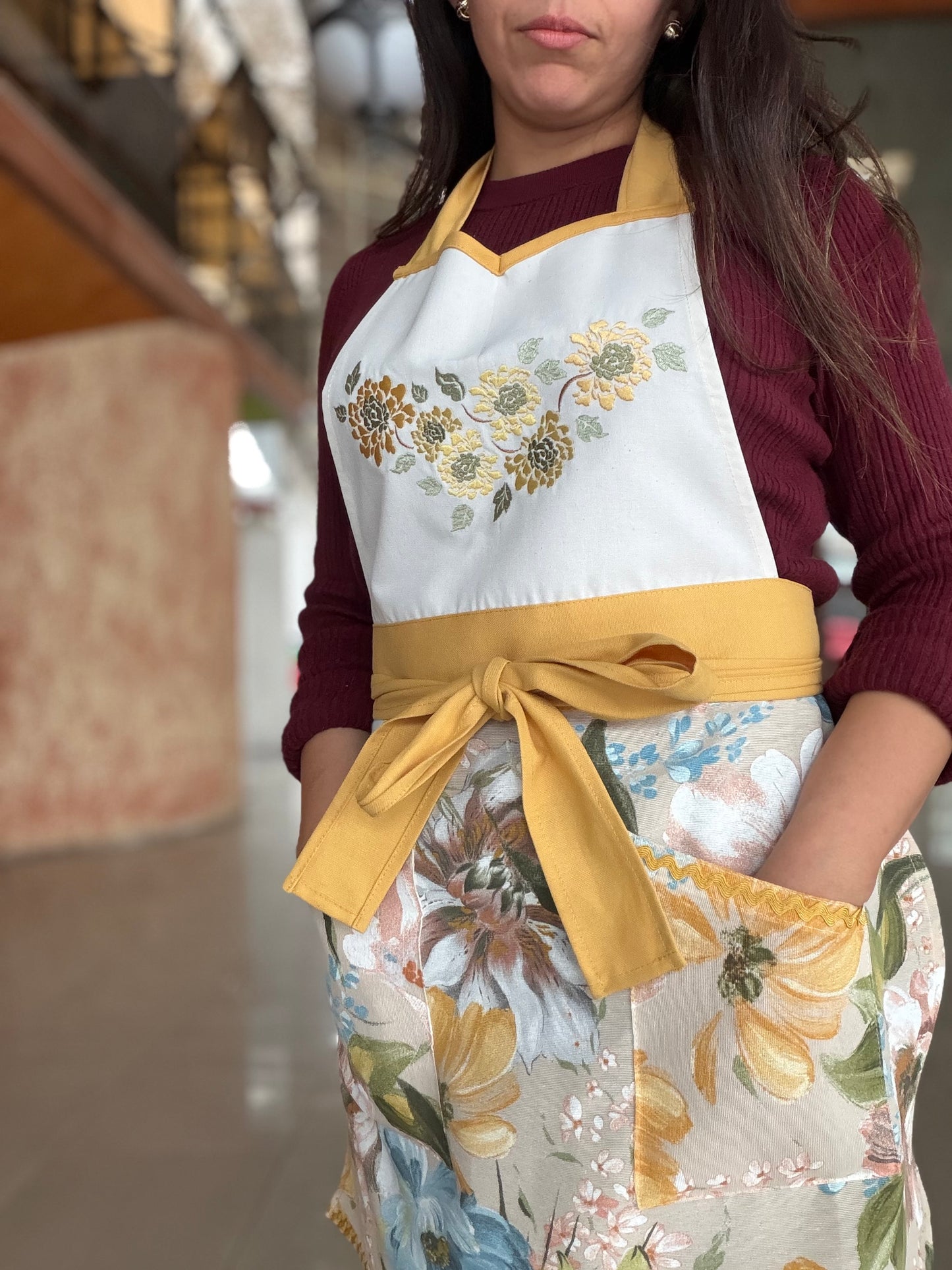 Delantal de cocina Victoria Acuarela Flores Celestes Bordado Mostaza