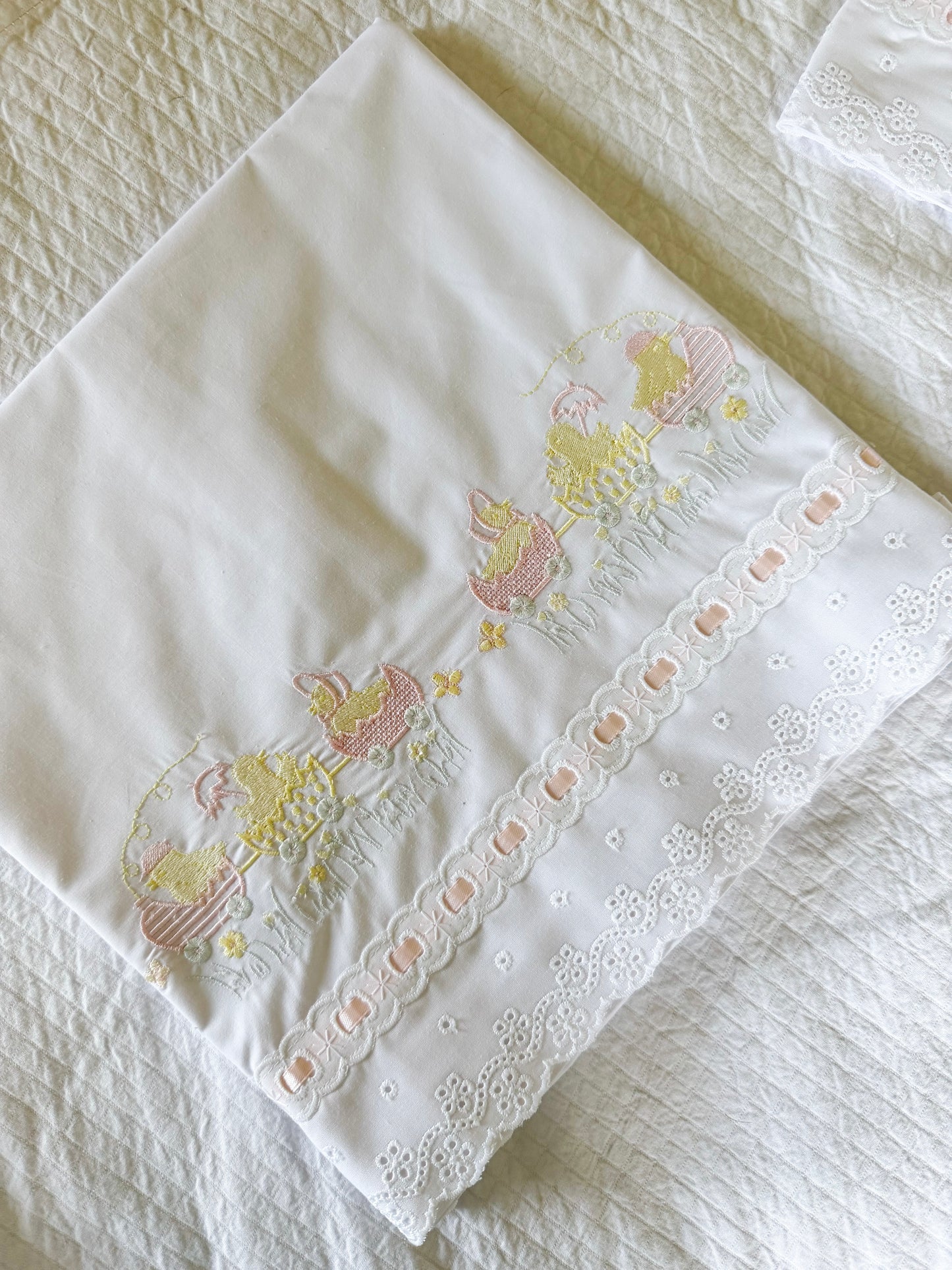 Sábanas bebe bordada pollitos en paseo broderie