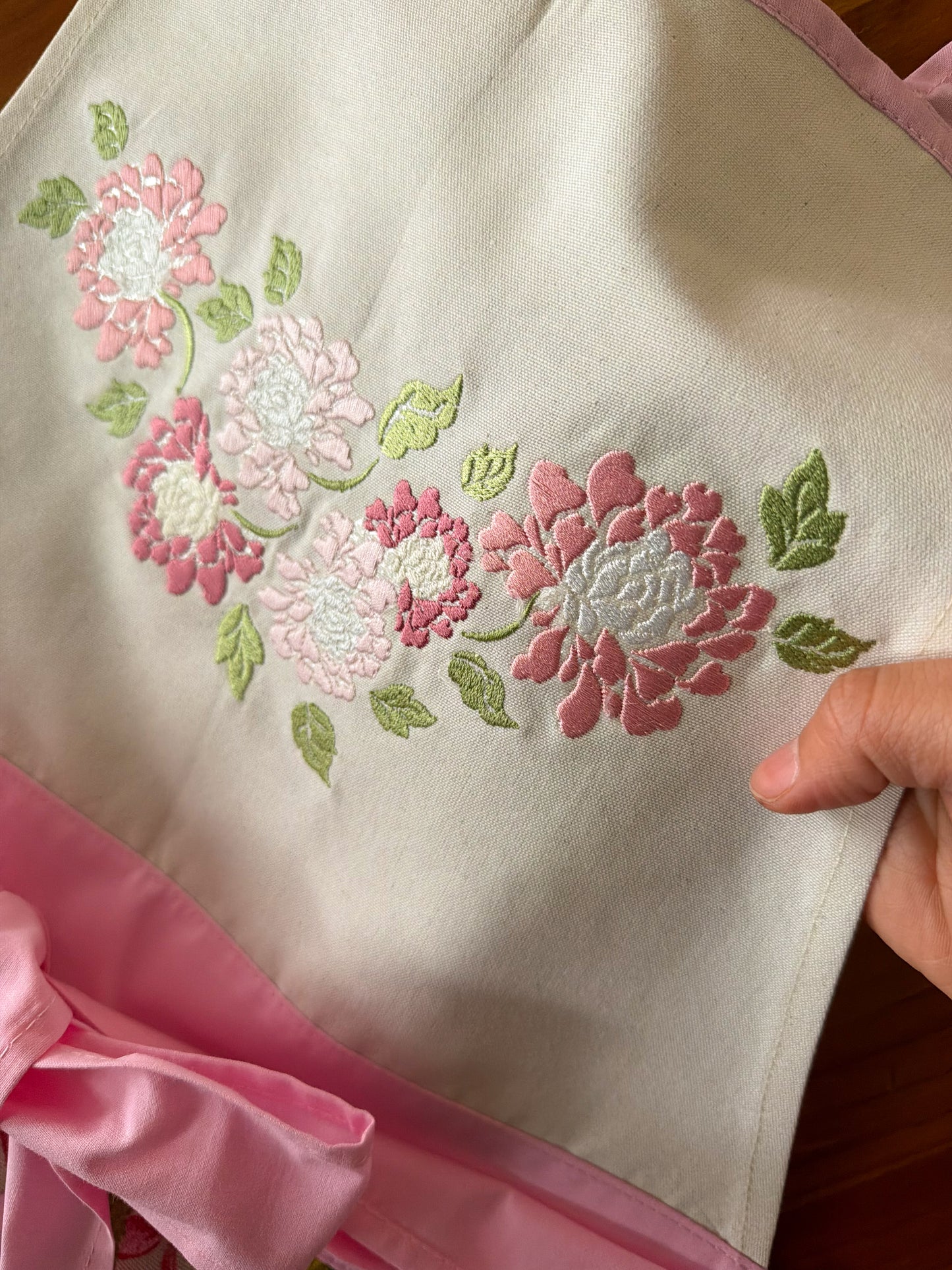 Delantal de cocina Victoria Acuarela Flores Rosadas Bordado