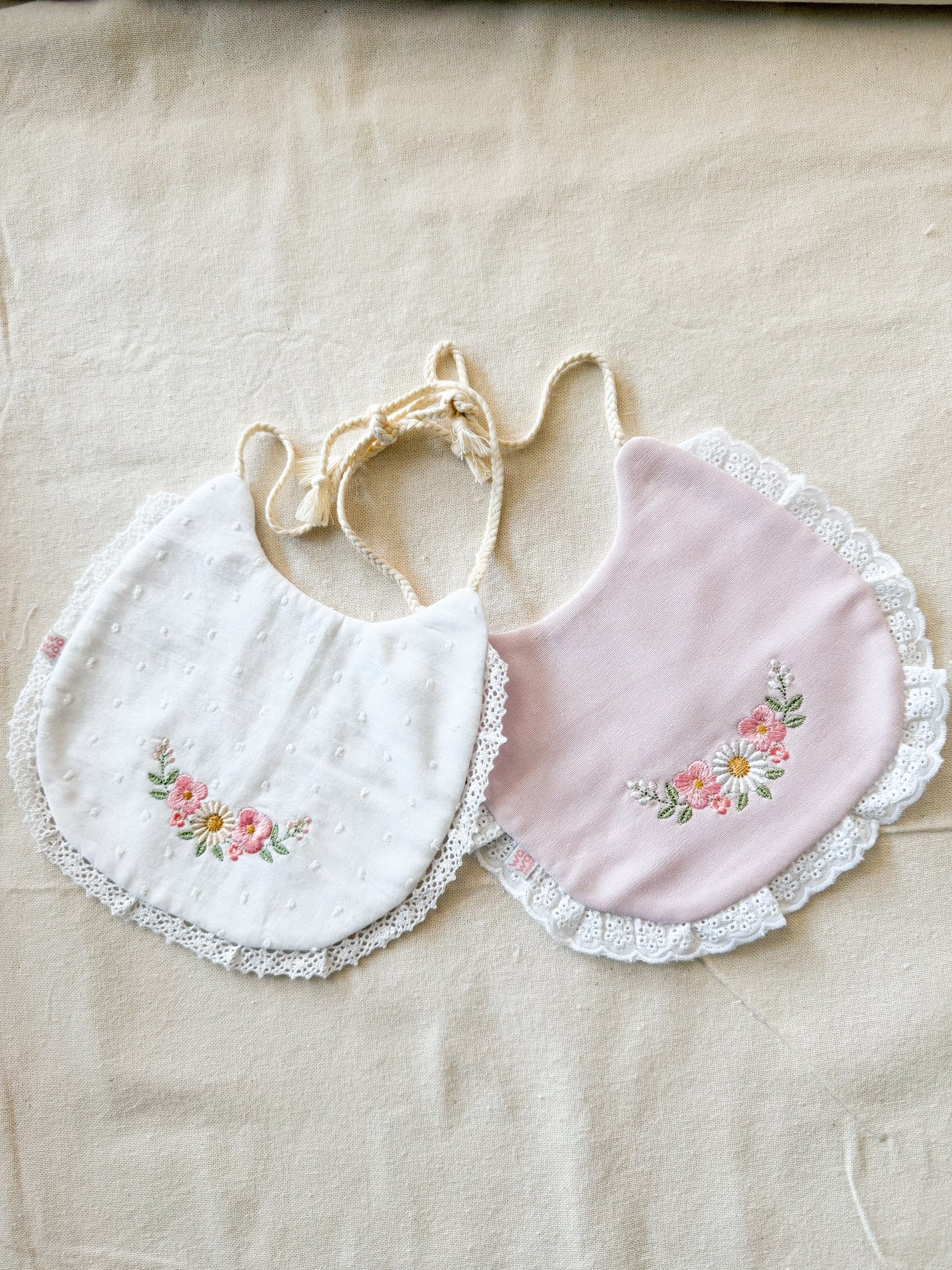 Babero bordado semiaro de flores delicada blanco