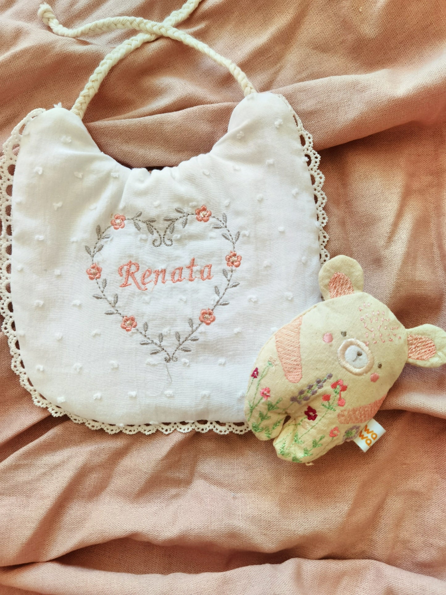 Babero Blanco - Corazón y flores🌼 wawastage_ropa_para_bebe_guagua