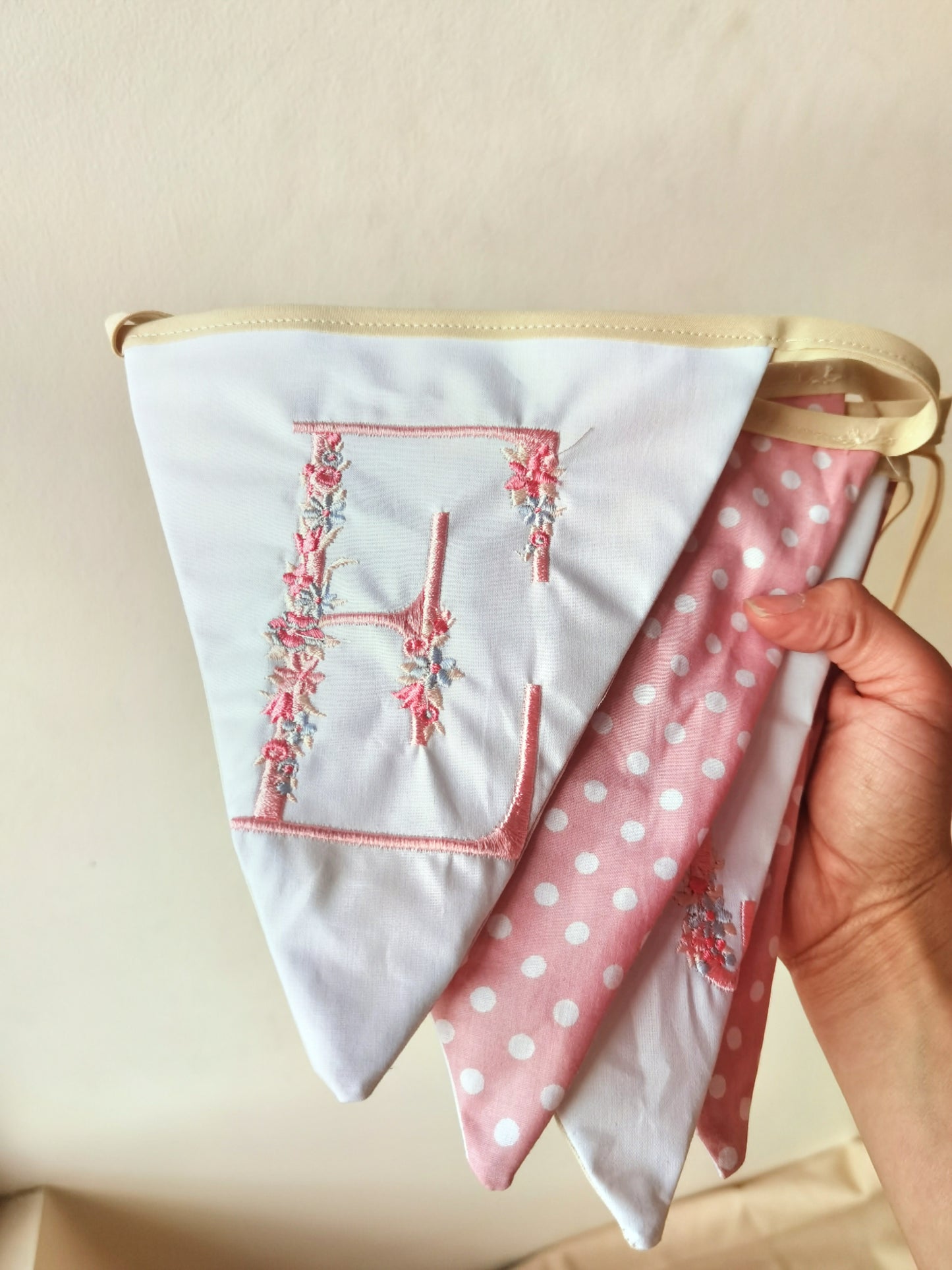 Banderin blanco letra rosada celeste🌸 wawastage_ropa_para_bebe_guagua