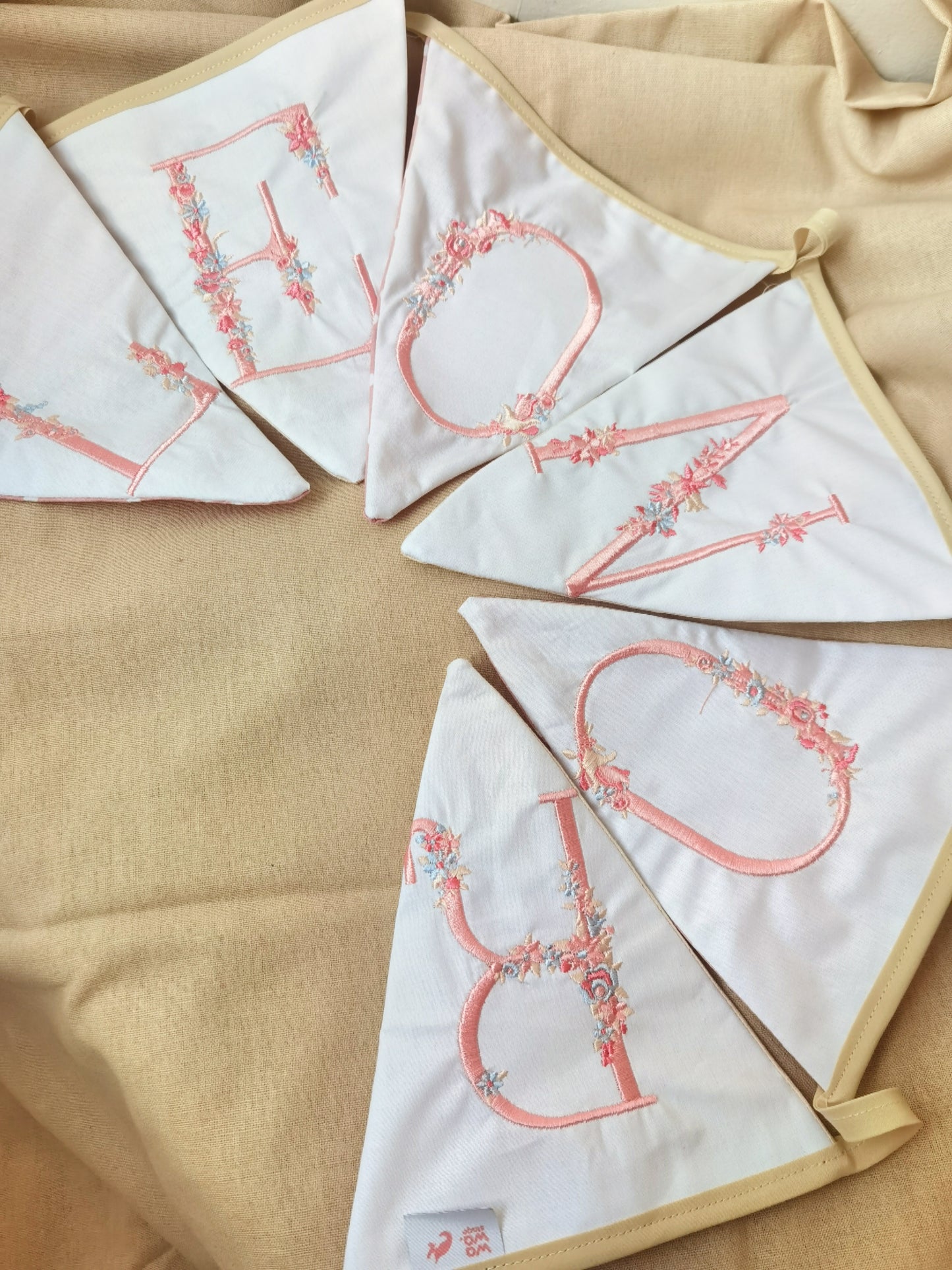 Banderin blanco letra rosada celeste🌸 wawastage_ropa_para_bebe_guagua