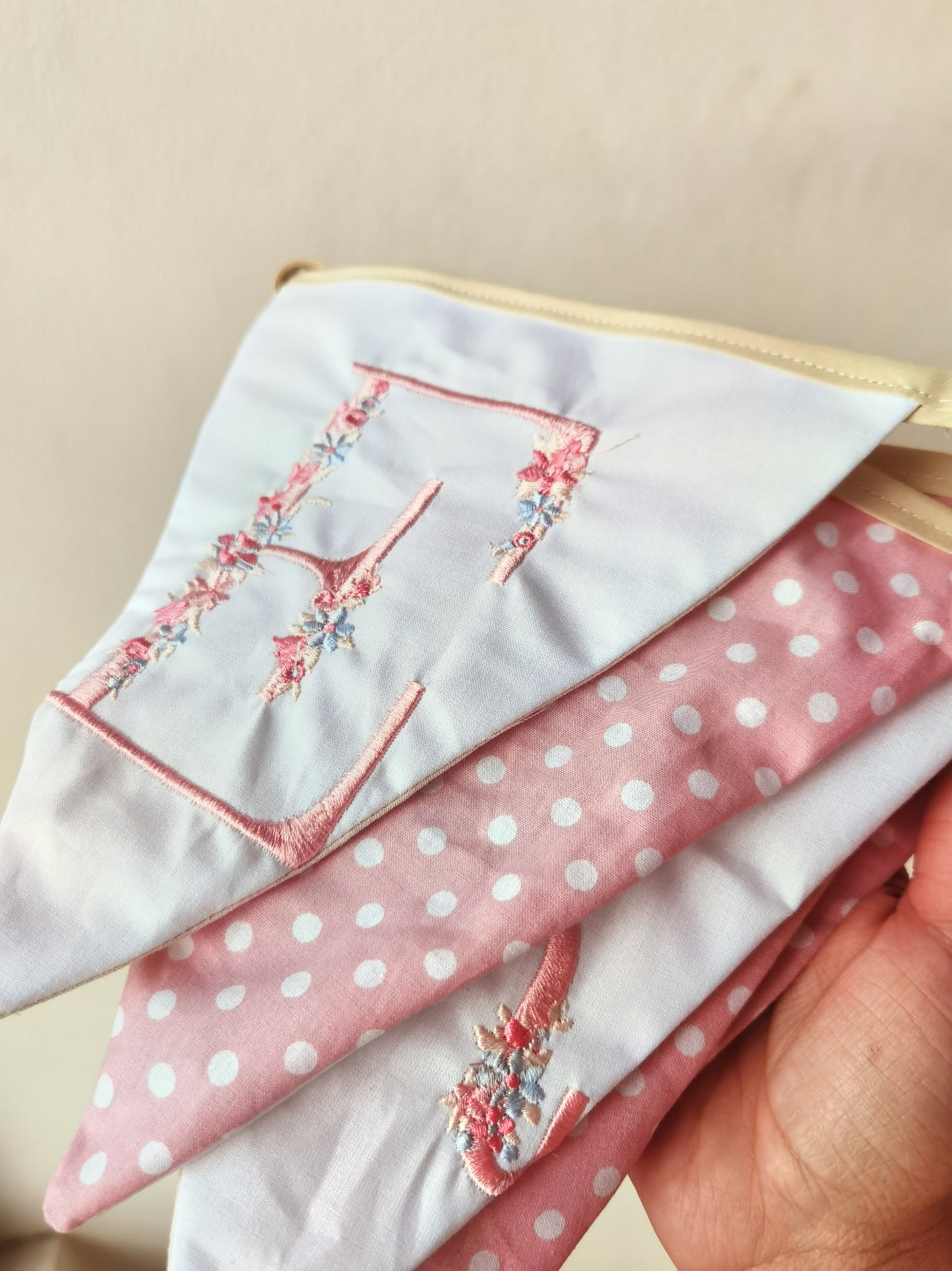 Banderin blanco letra rosada celeste🌸 wawastage_ropa_para_bebe_guagua