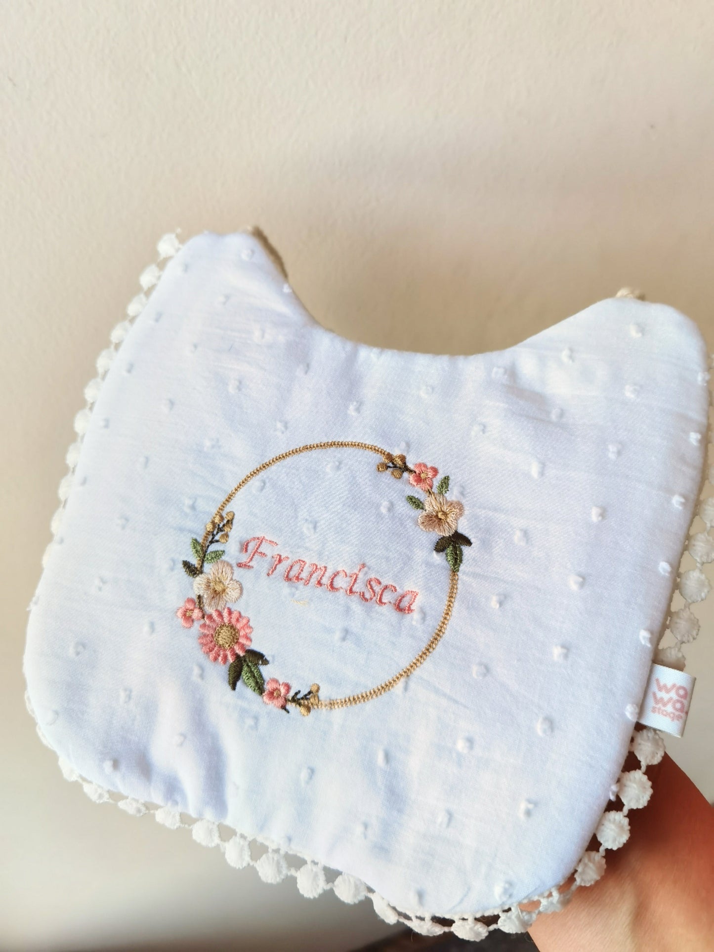 Babero Blanco - Flores coral y Hojas delicadas🌸 wawastage_ropa_para_bebe_guagua