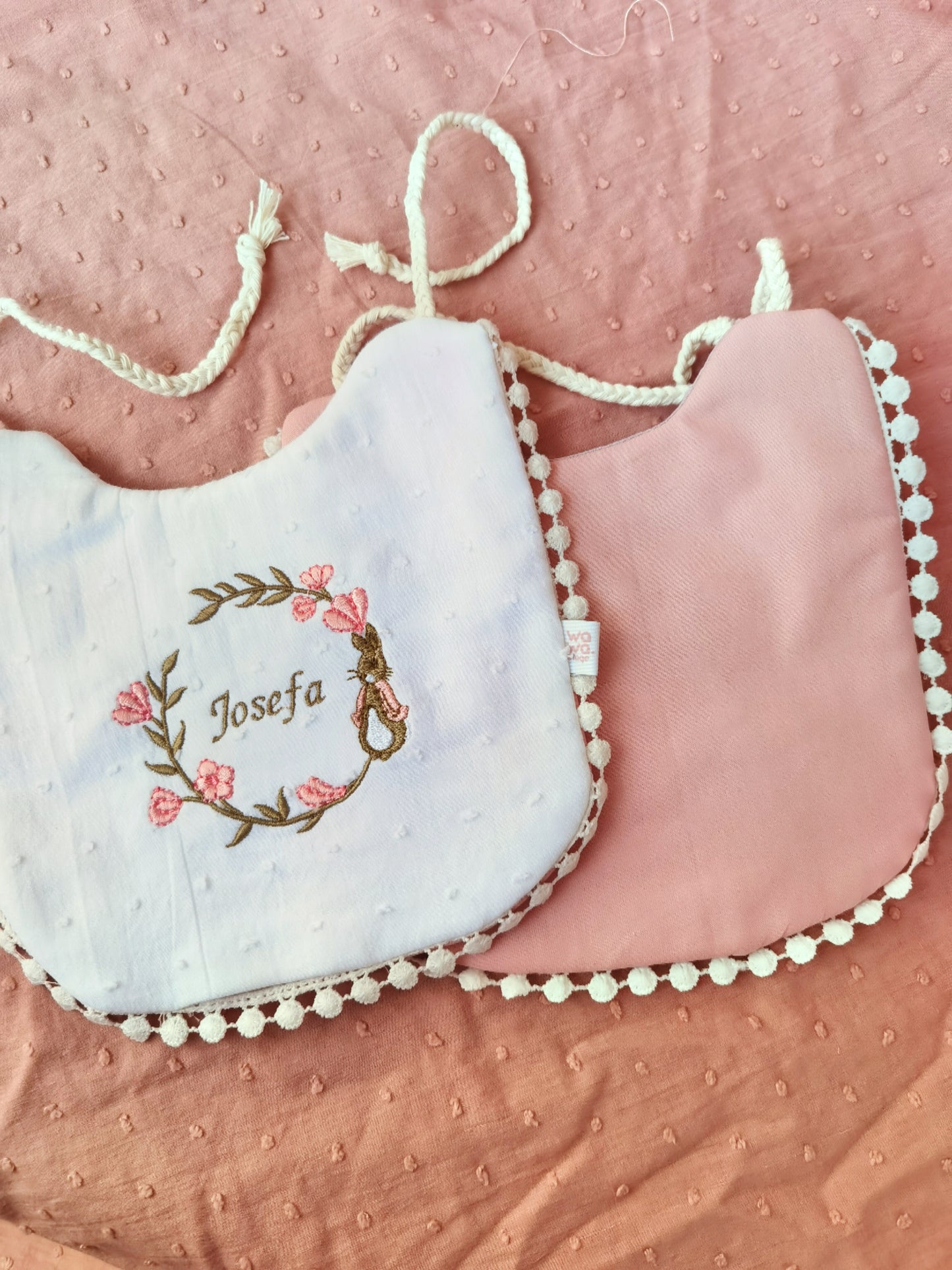 Babero blanco Conejita flores rosadas💞 wawastage_ropa_para_bebe_guagua