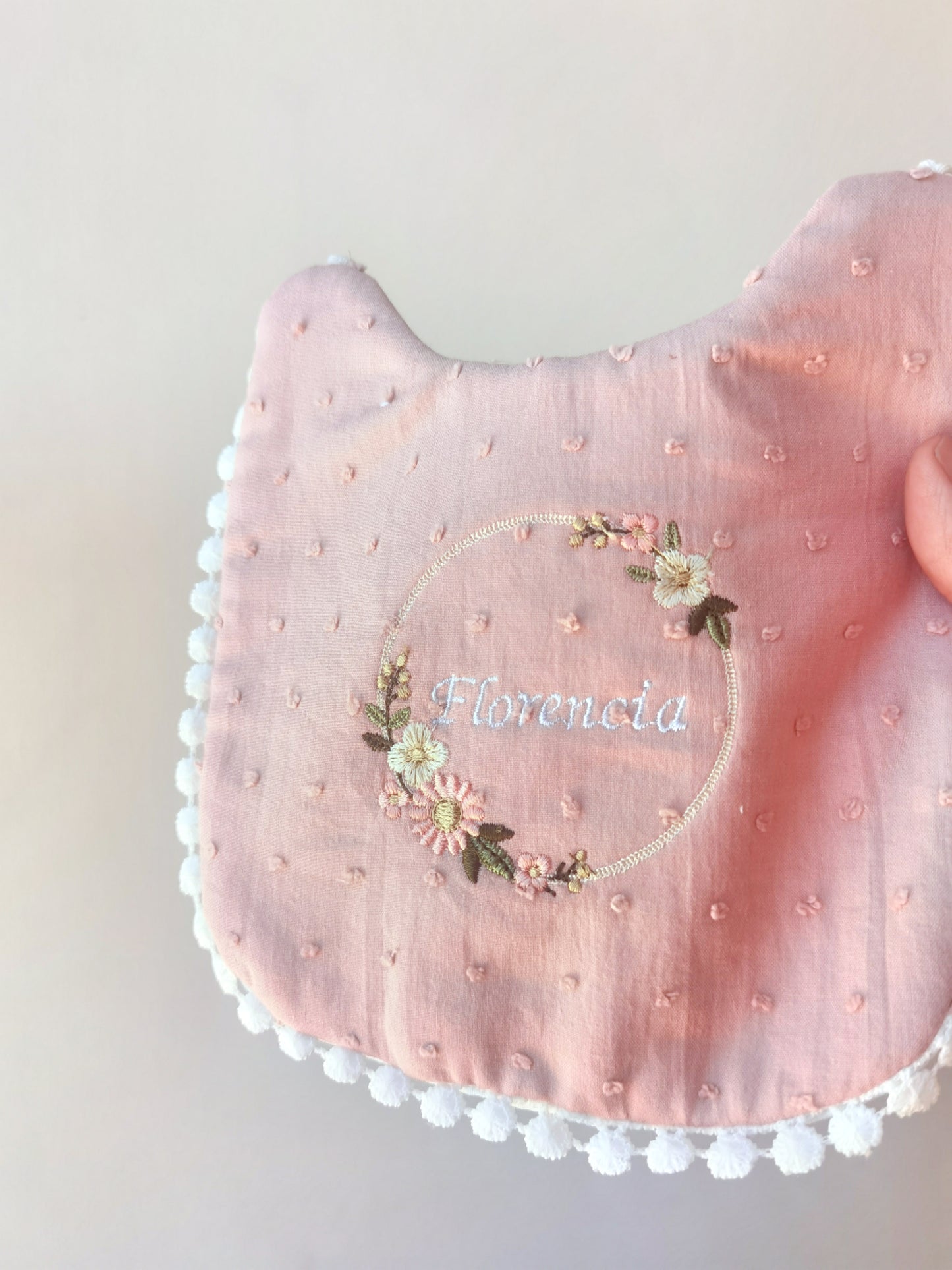 Babero Rosado Viejo Nuditos y flores🌸 wawastage_ropa_para_bebe_guagua
