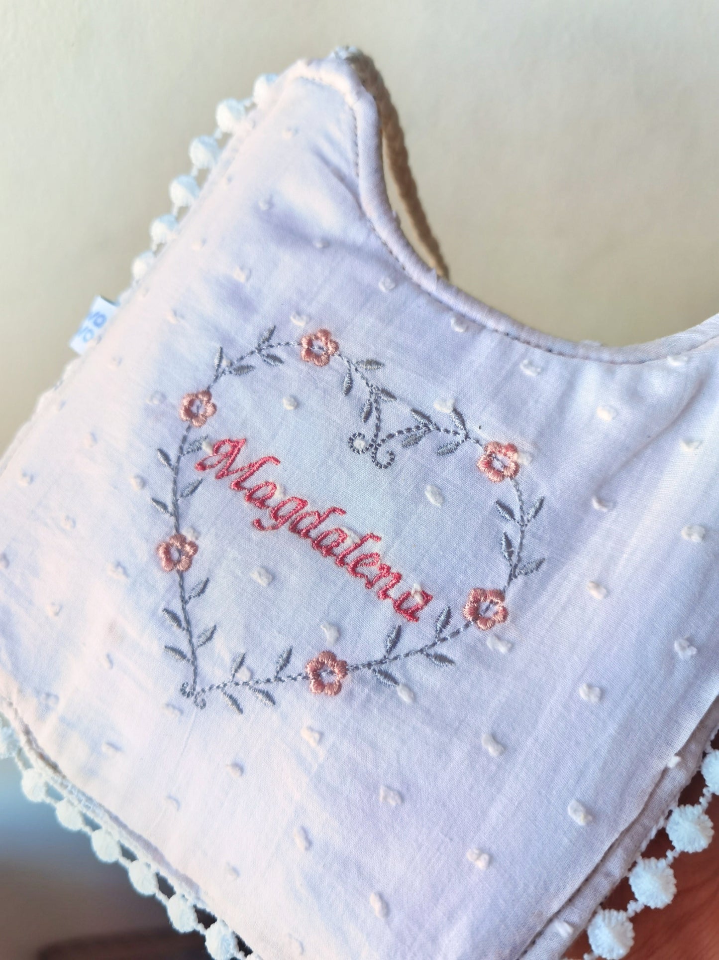 Babero Blanco - Corazón y flores🌼 wawastage_ropa_para_bebe_guagua