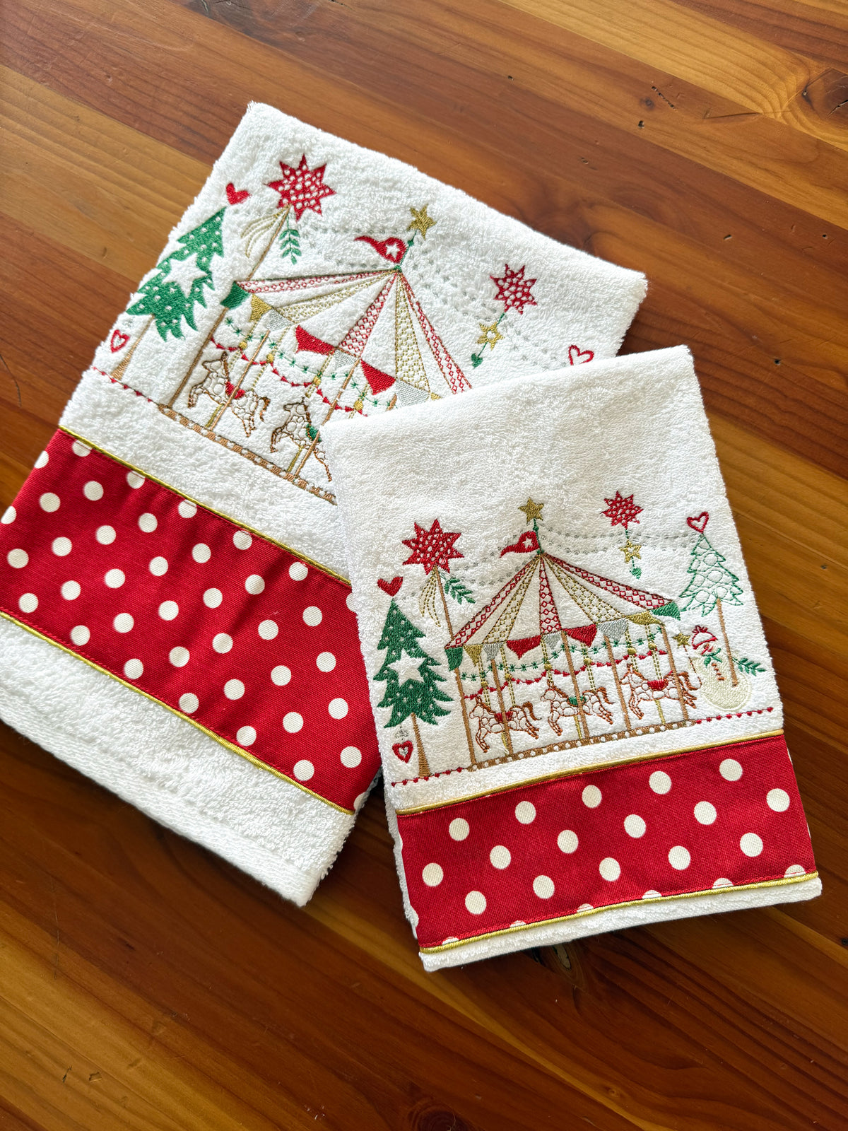 Toalla de Baño Navideña Roja con Puntos Blancos bordado navideño Wawa Stage 3