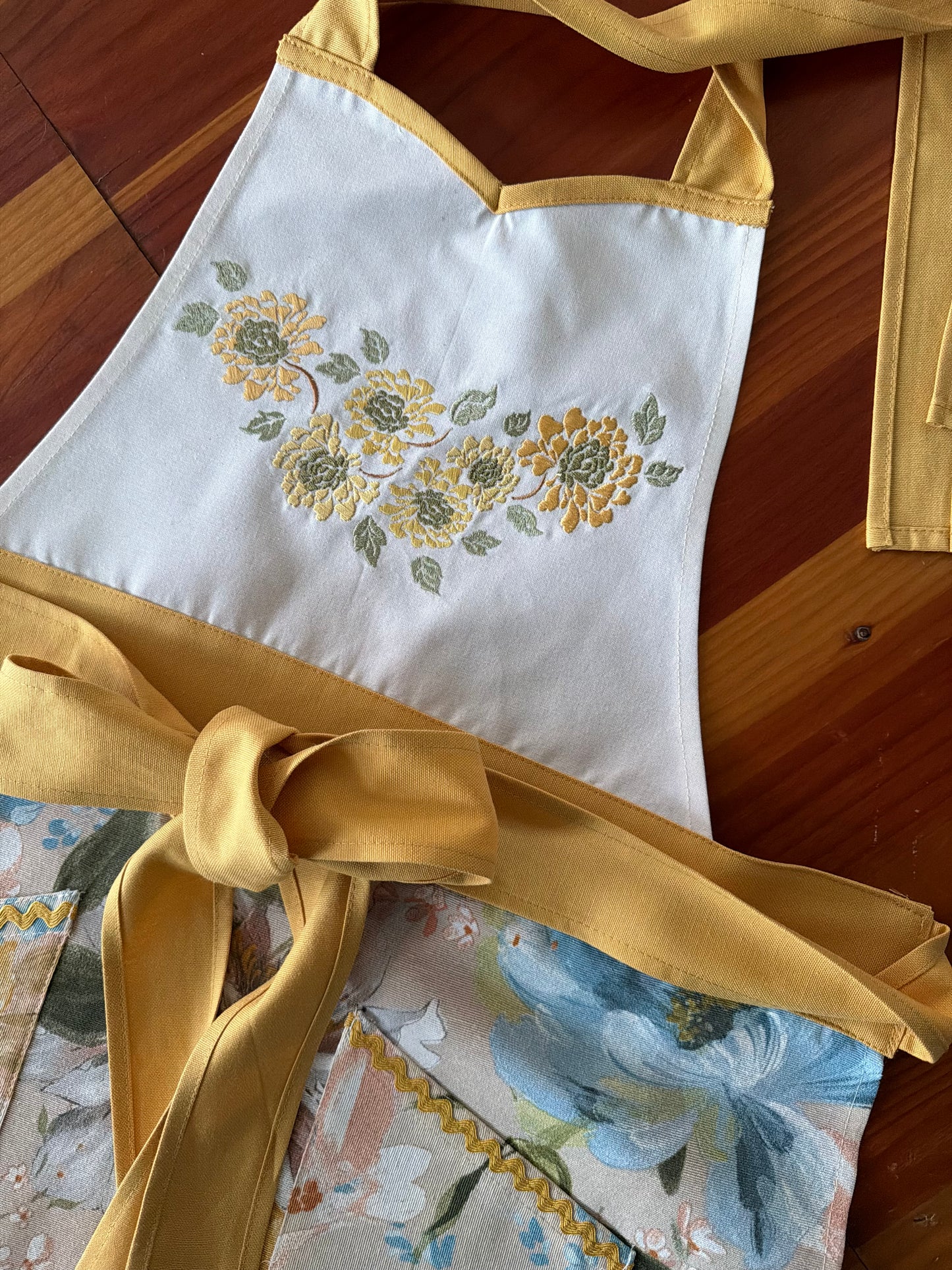 Delantal de cocina Victoria Acuarela Flores Celestes Bordado Mostaza