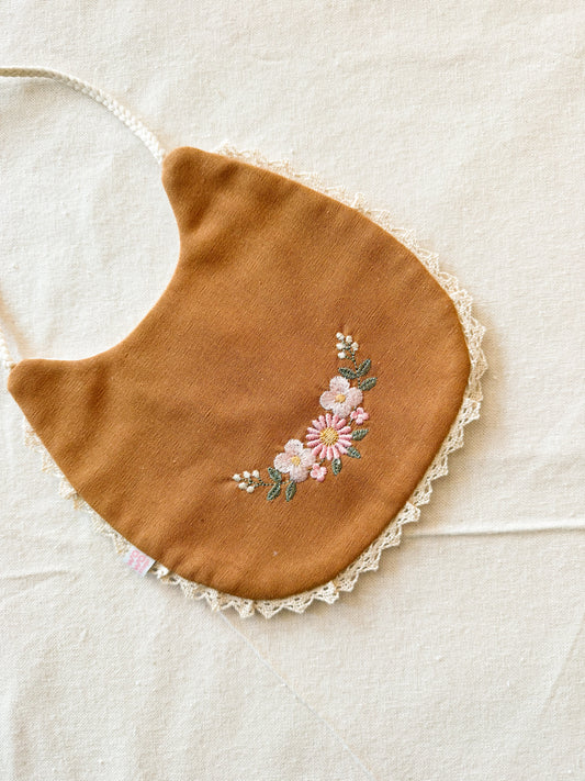 Babero bordado semi aro flores delicadas ocre