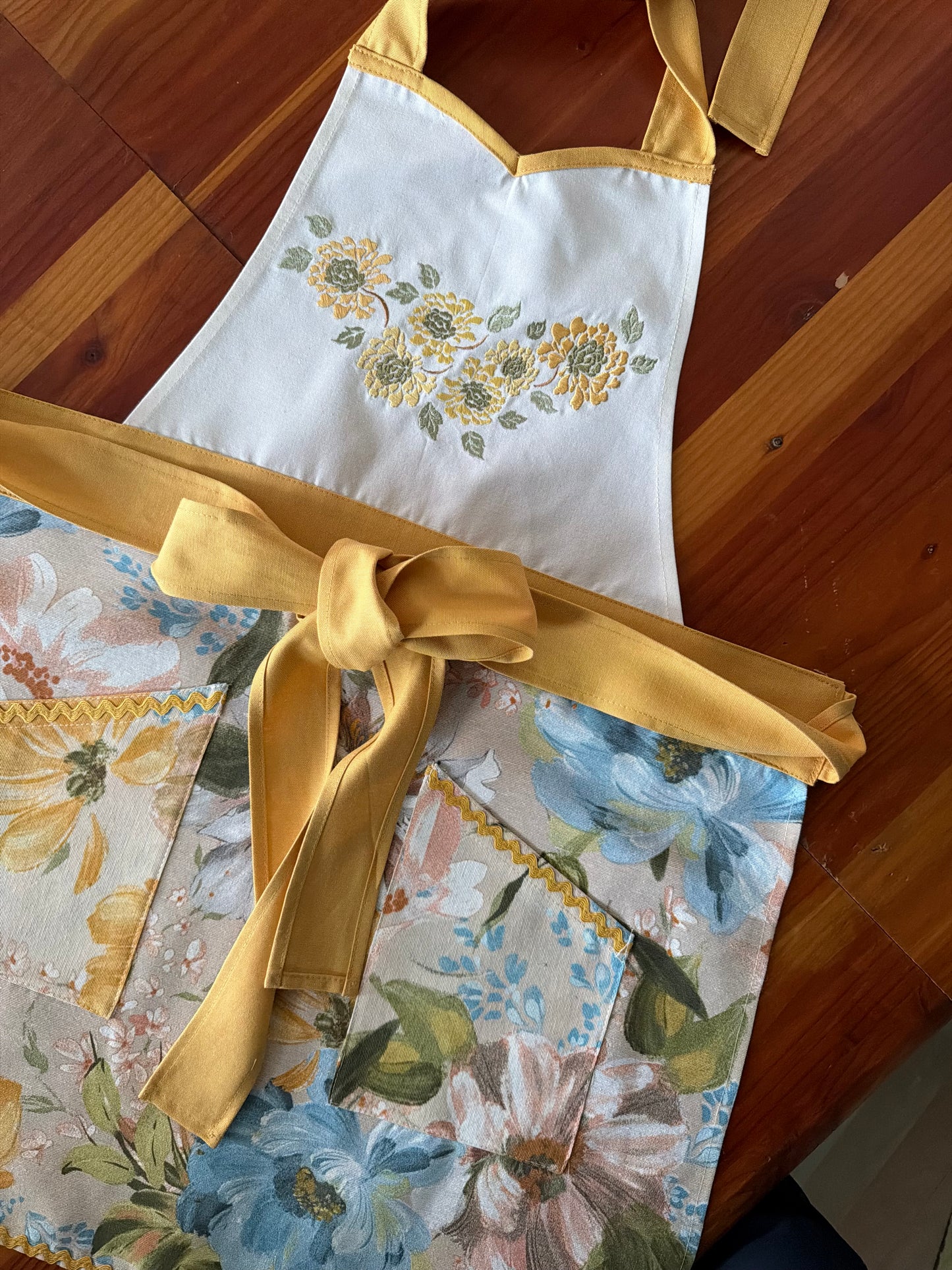 Delantal de cocina Victoria Acuarela Flores Celestes Bordado Mostaza
