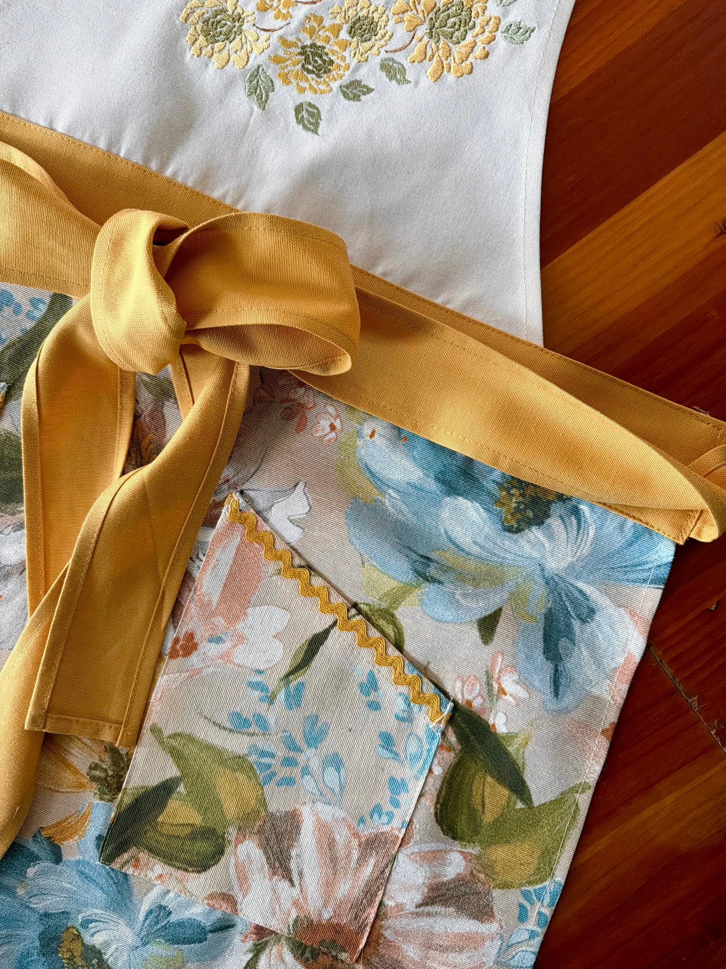 Delantal de cocina Victoria Acuarela Flores Celestes Bordado Mostaza
