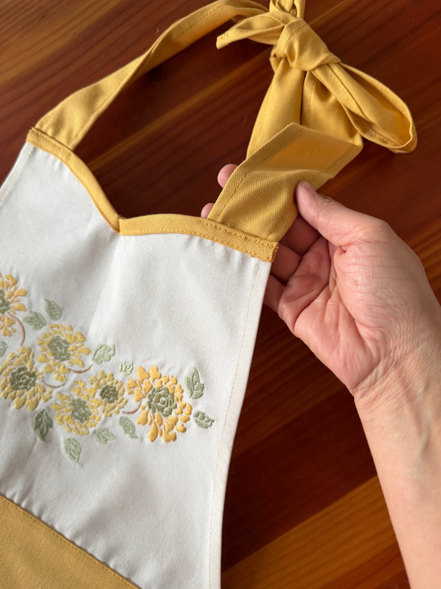 Delantal de cocina Victoria Acuarela Flores Celestes Bordado Mostaza