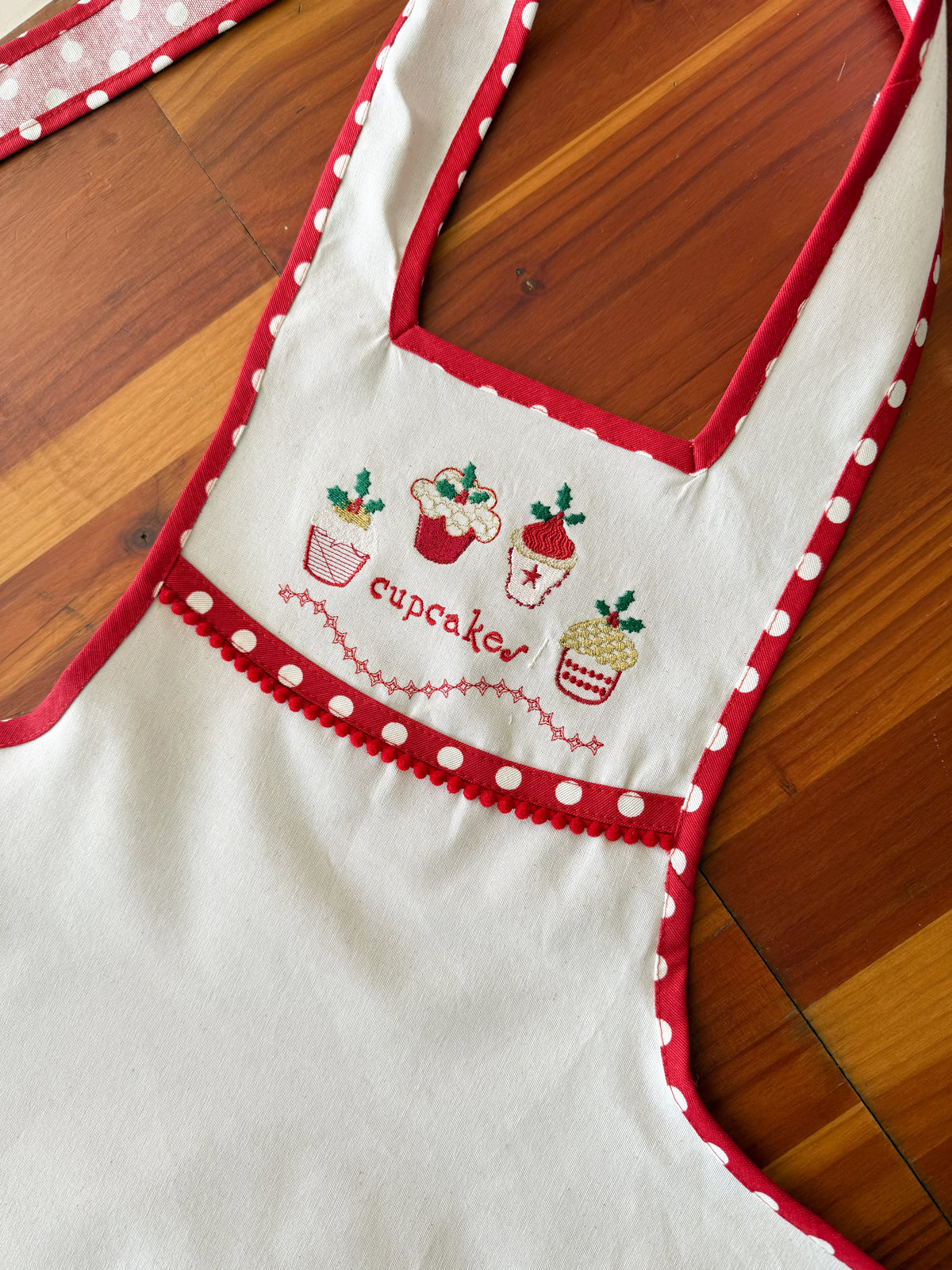 Delantal Navideño Patchwork Rojo bordado navideño Wawa Stage 7