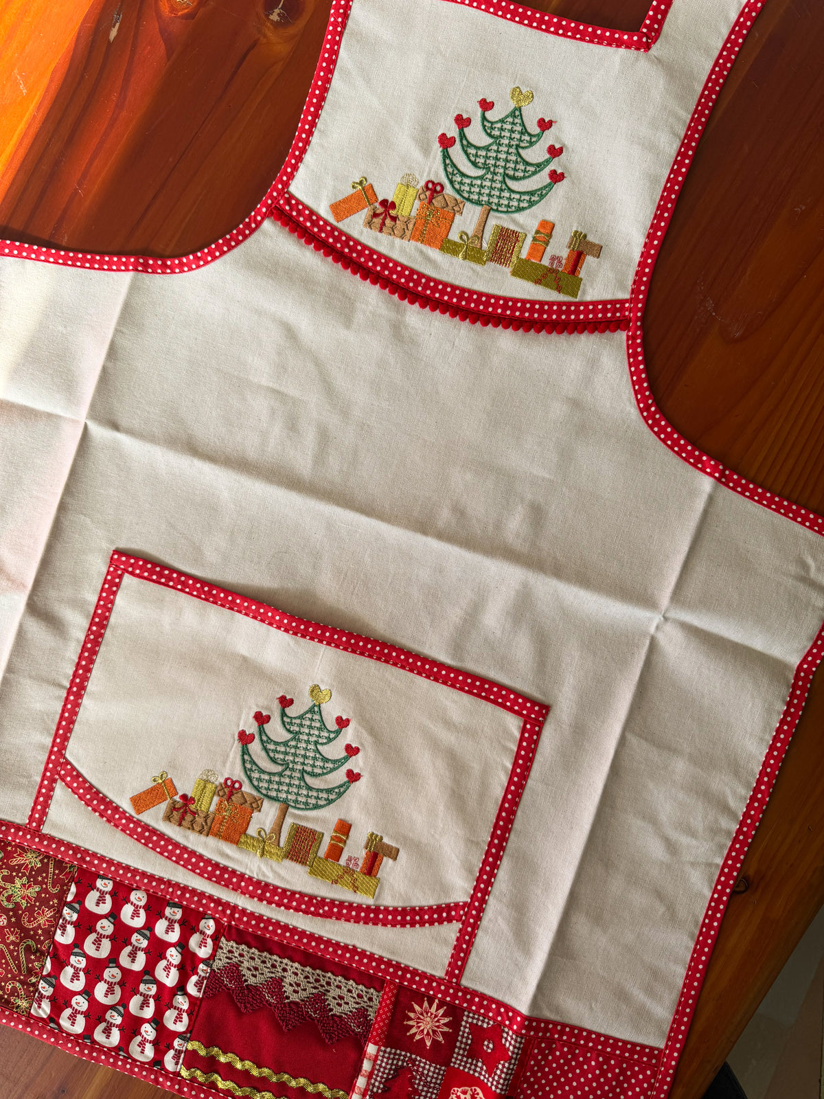 Delantal Navideño Patchwork Rojo bordado navideño Wawa Stage 12
