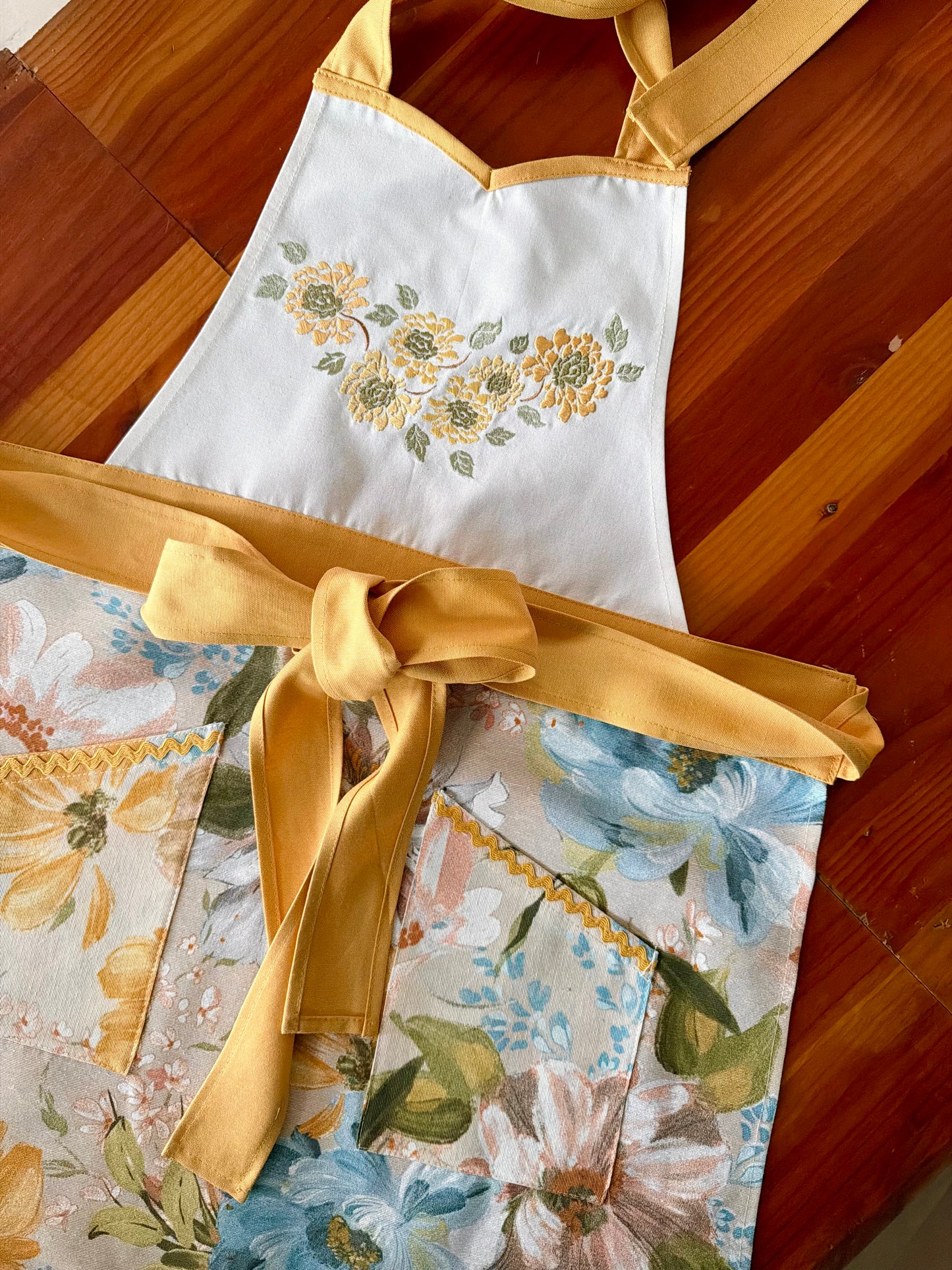 Delantal de cocina Victoria Acuarela Flores Celestes Bordado Mostaza