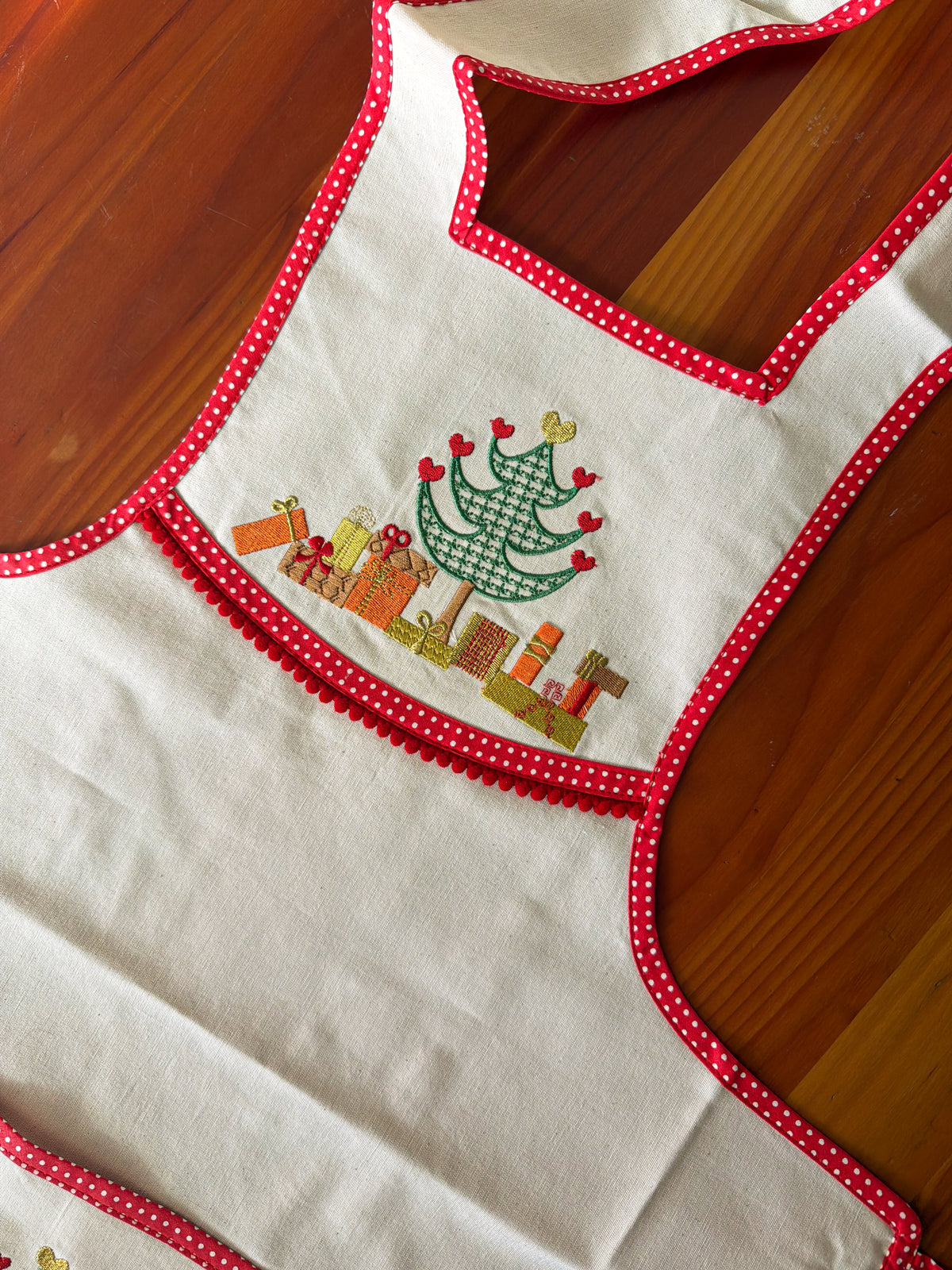 Delantal Navideño Patchwork Rojo bordado navideño Wawa Stage 10