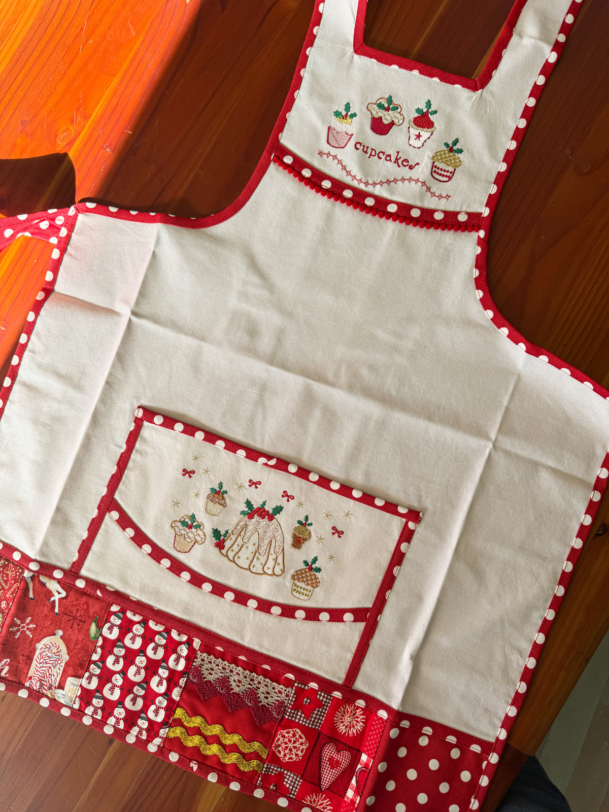 Delantal Navideño Patchwork Rojo bordado navideño Wawa Stage 2