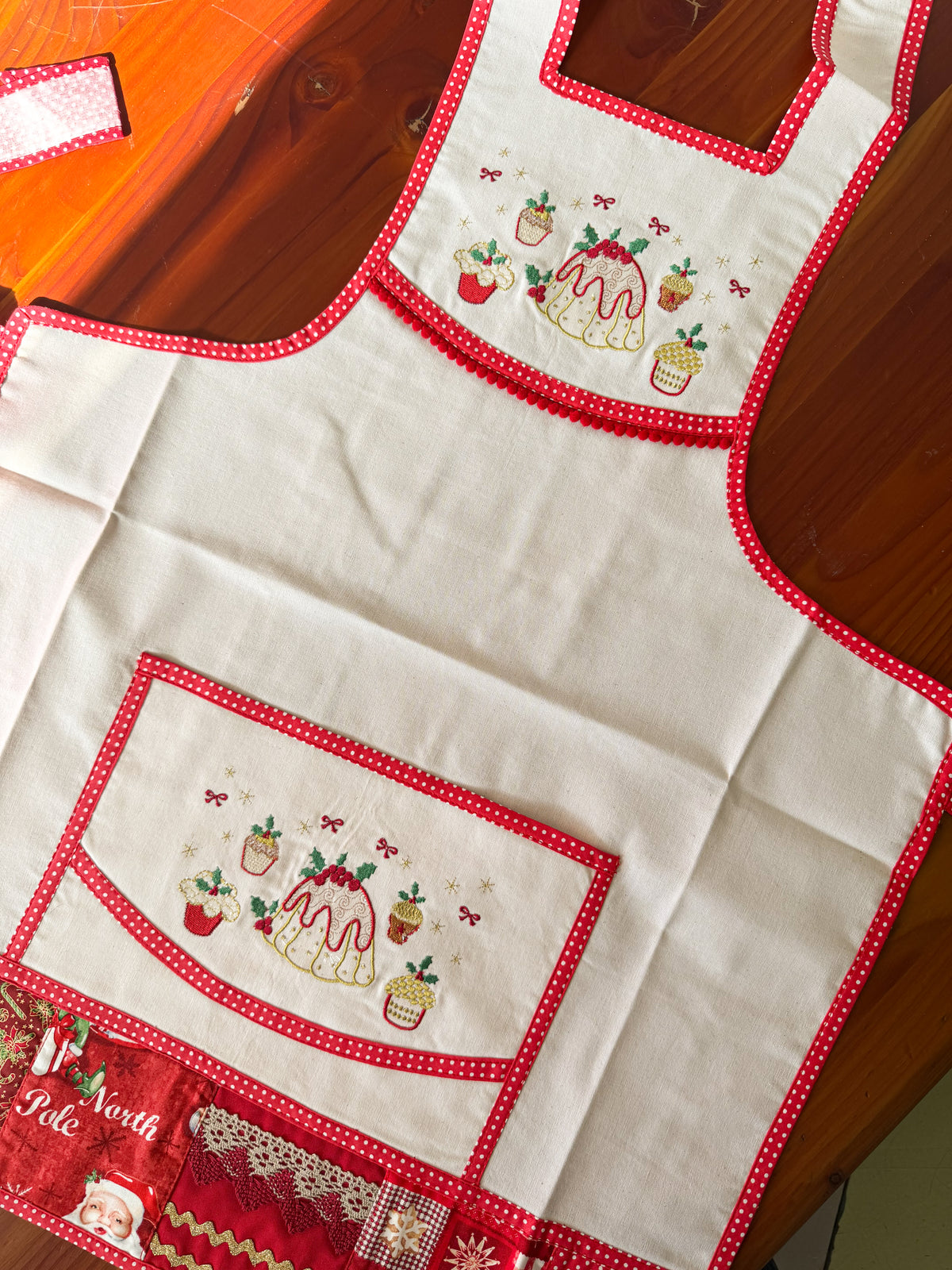 Delantal Navideño Patchwork Rojo bordado navideño Wawa Stage 4