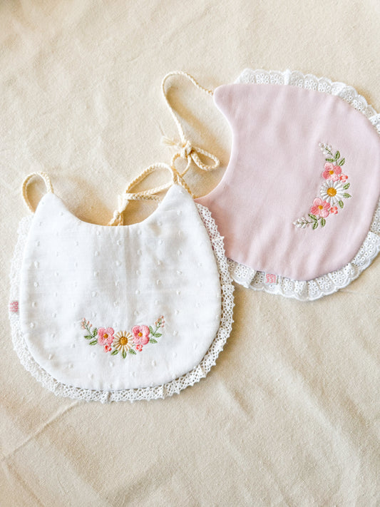 Babero bordado semiaro de flores delicada blanco