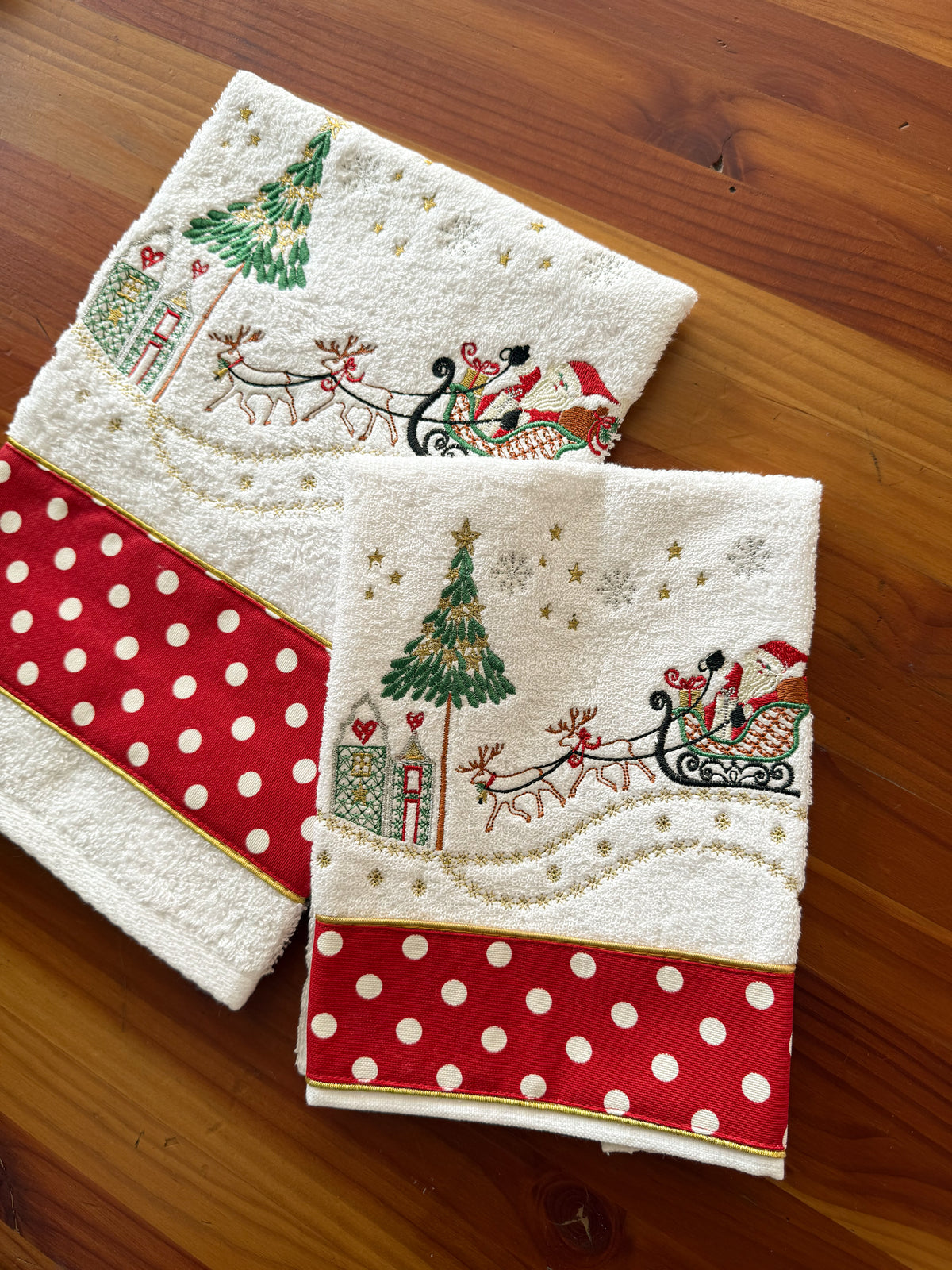 Toalla de Baño Navideña Roja con Puntos Blancos bordado navideño Wawa Stage 4