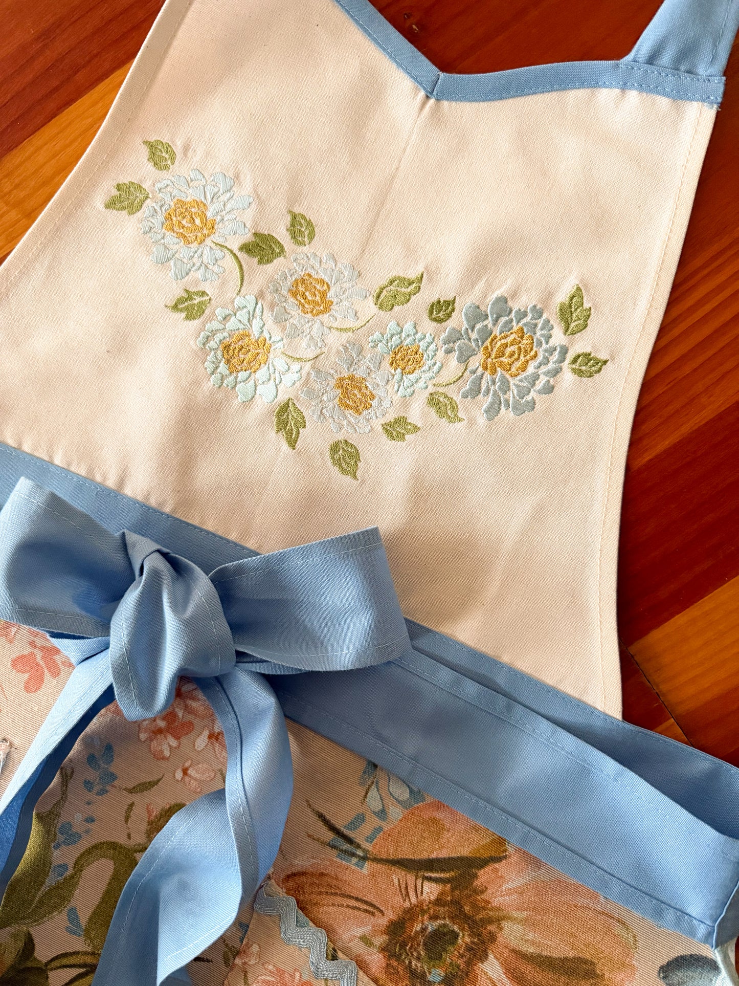 Delantal de cocina Victoria Acuarela Flores Celestes Bordado