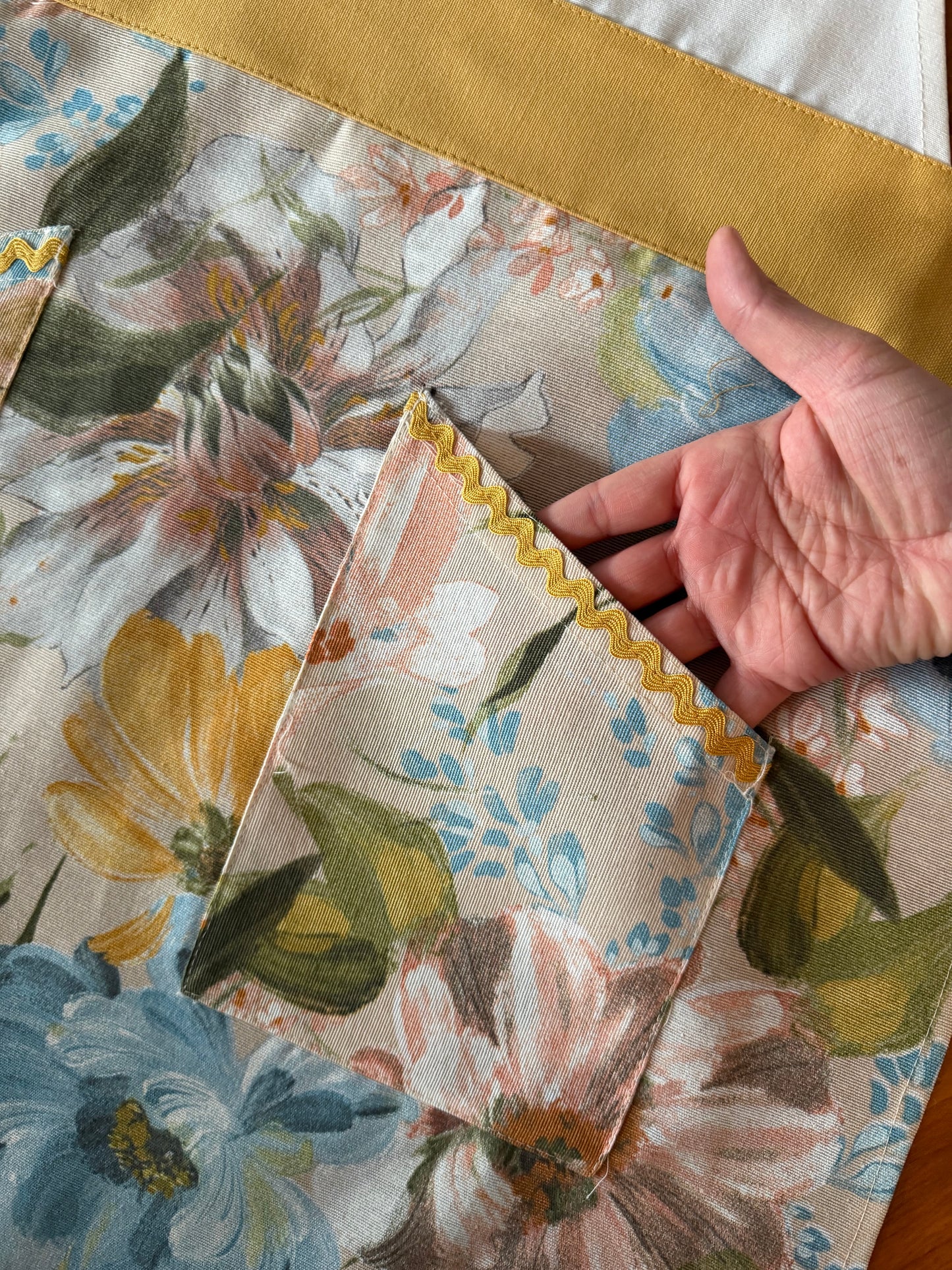 Delantal de cocina Victoria Acuarela Flores Celestes Bordado Mostaza