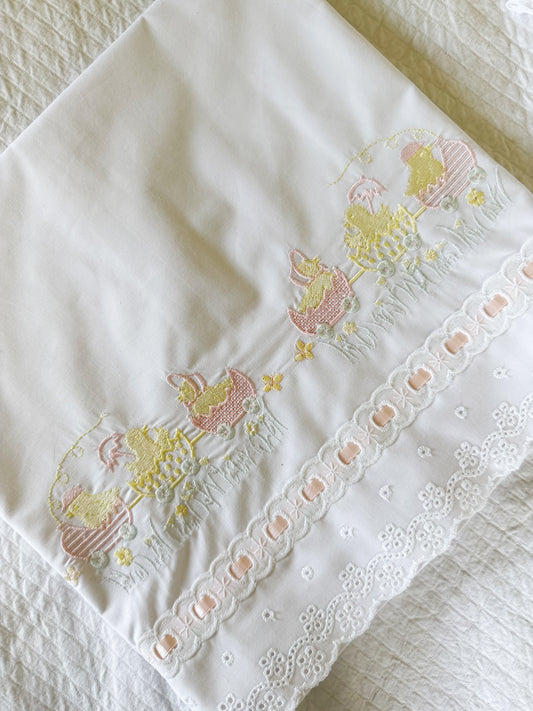 Sábanas bebe bordada pollitos en paseo broderie
