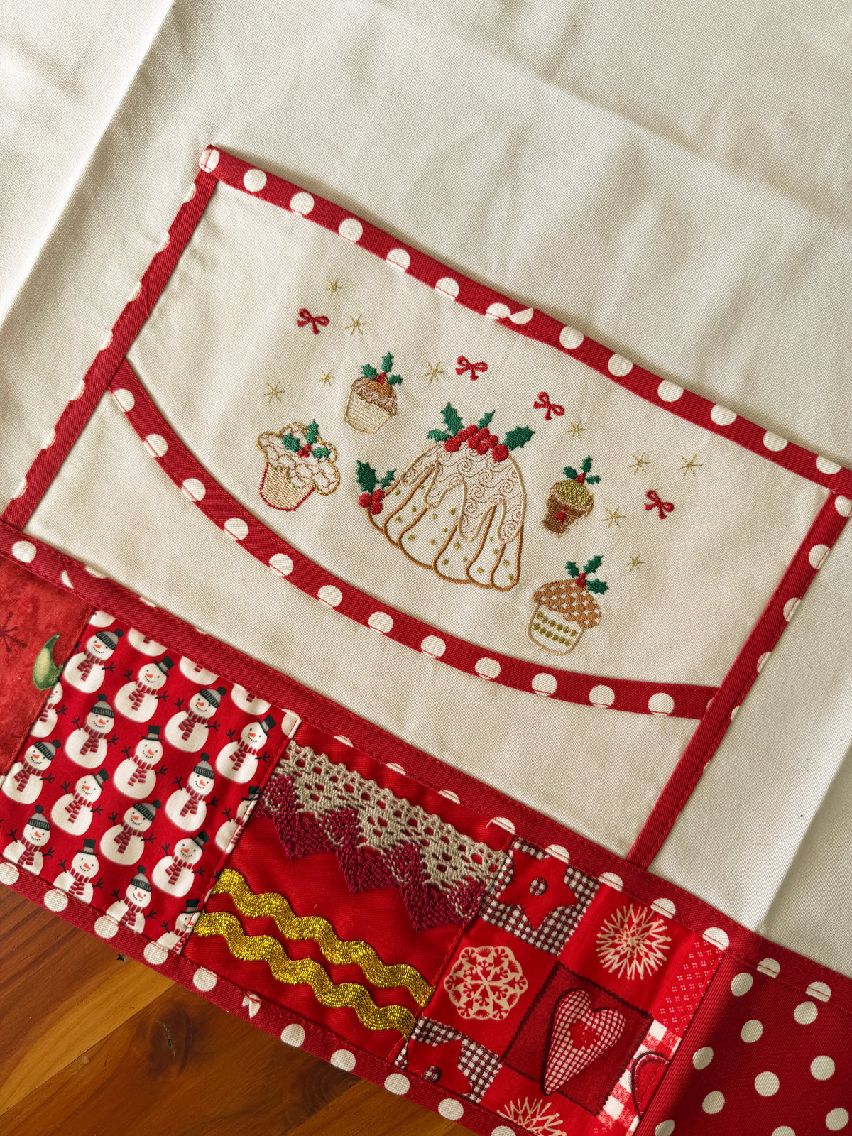 Delantal Navideño Patchwork Rojo bordado navideño Wawa Stage 3