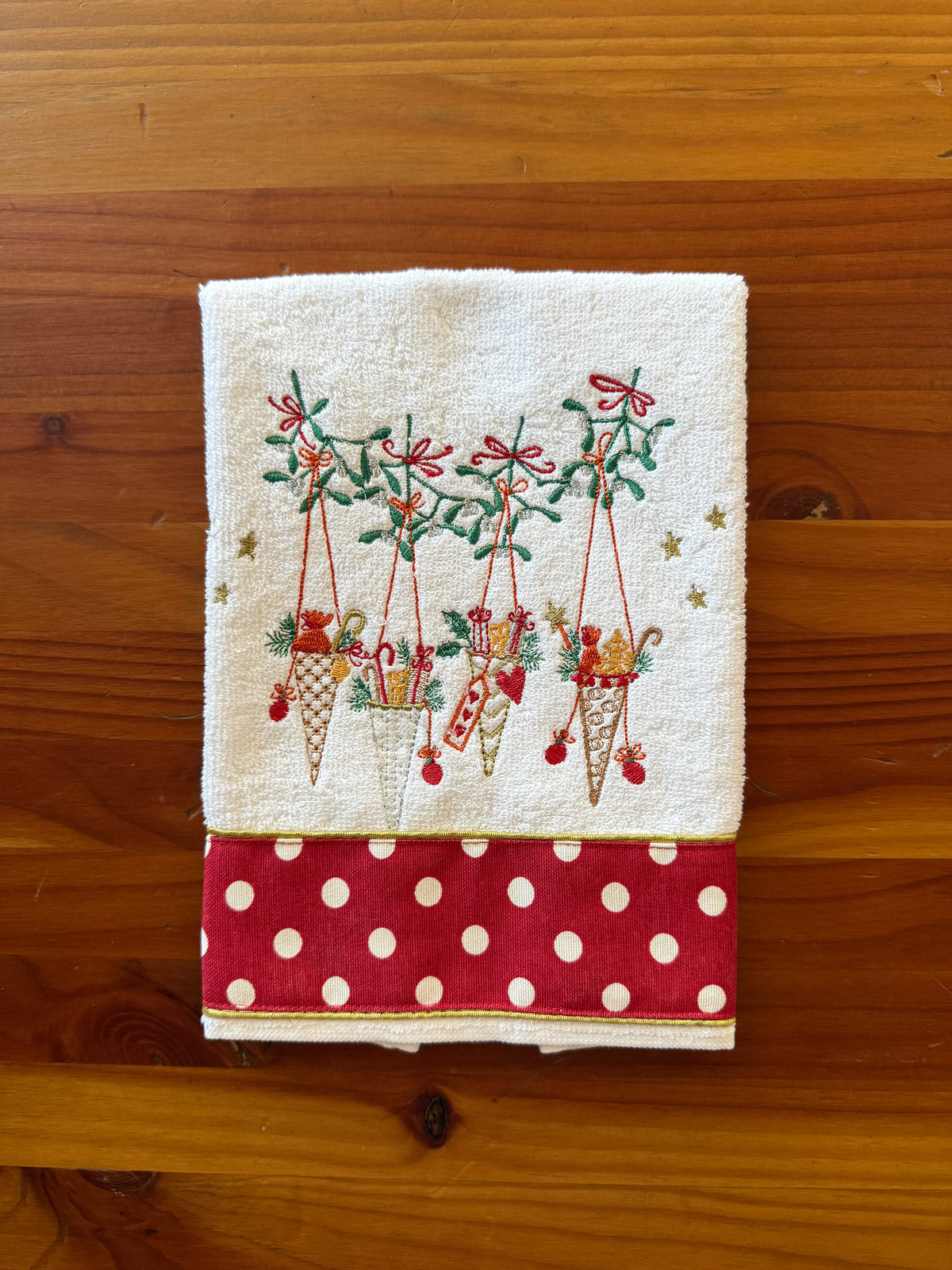 Toalla de Baño Navideña Roja con Puntos Blancos bordado navideño Wawa Stage 9