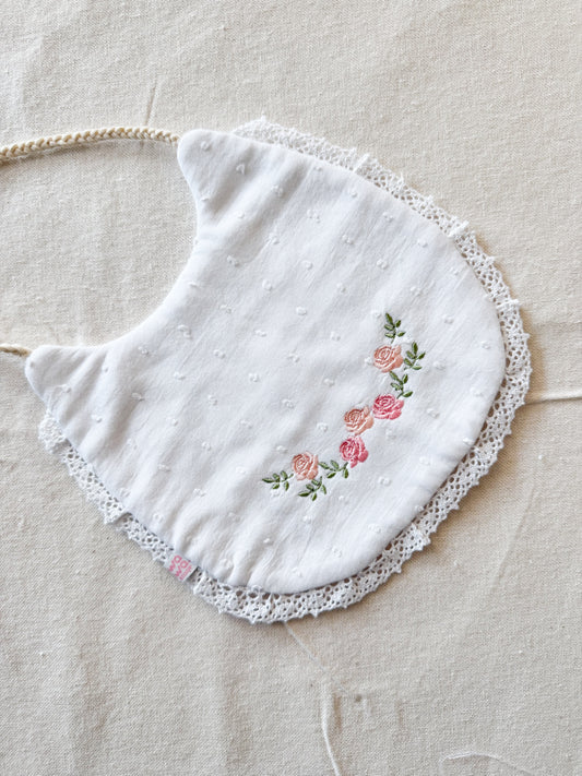 Babero bordado rositas rosadas delicadas blanco