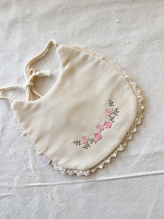 Babero bordado rositas Delicadas nude