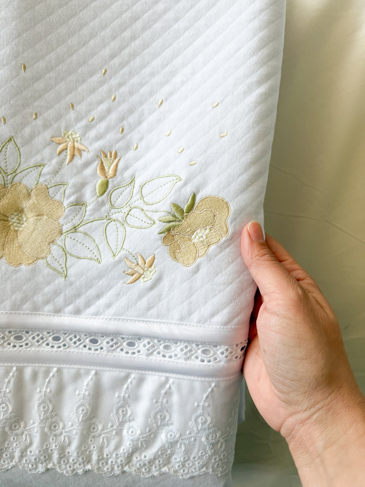 Detalle del bordado Campiña en colcha de piqué – Wawa Stage