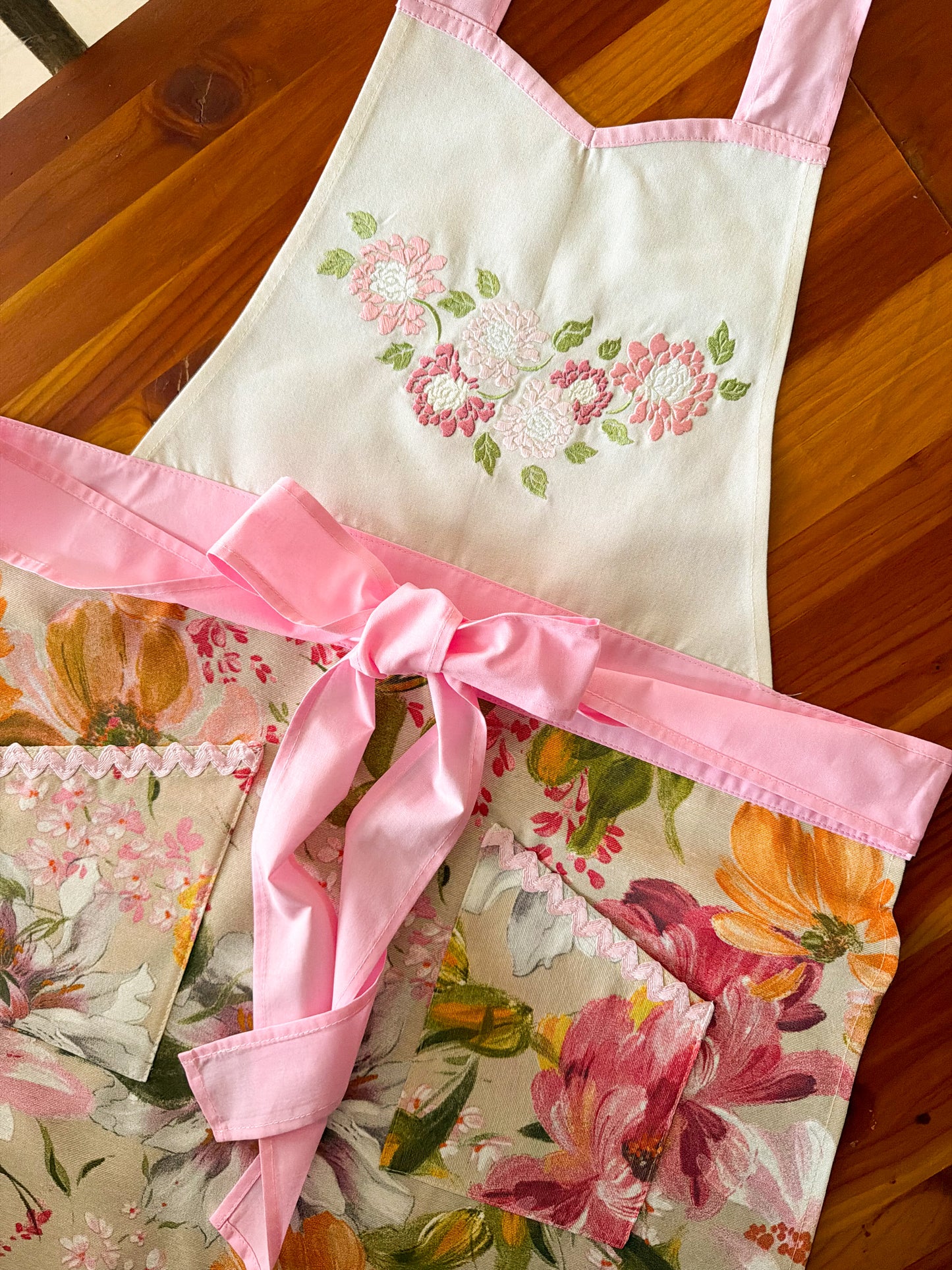 Delantal de cocina Victoria Acuarela Flores Rosadas Bordado