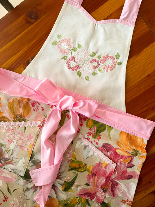 Delantal de cocina Victoria Acuarela Flores Rosadas Bordado