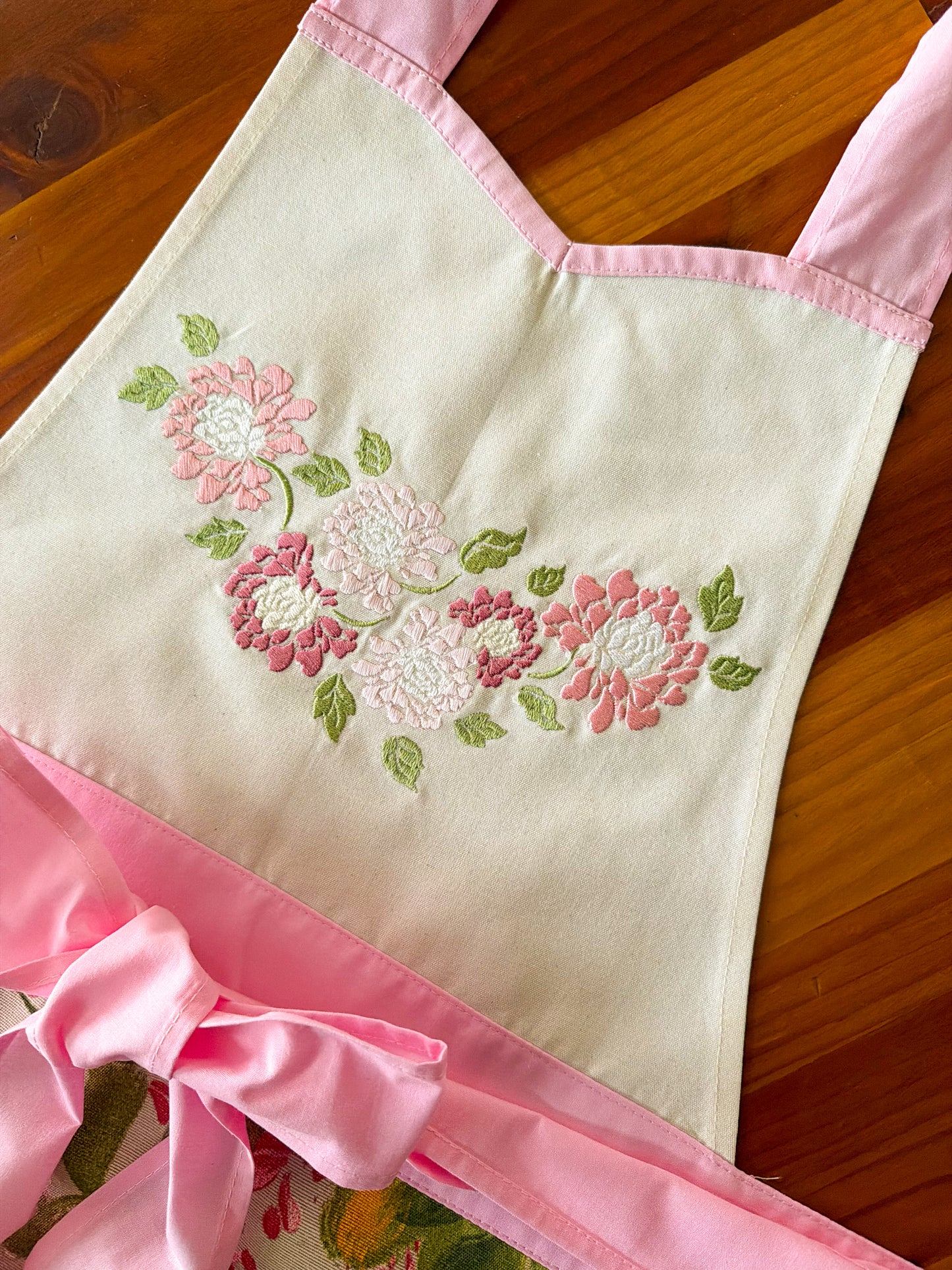 Delantal de cocina Victoria Acuarela Flores Rosadas Bordado
