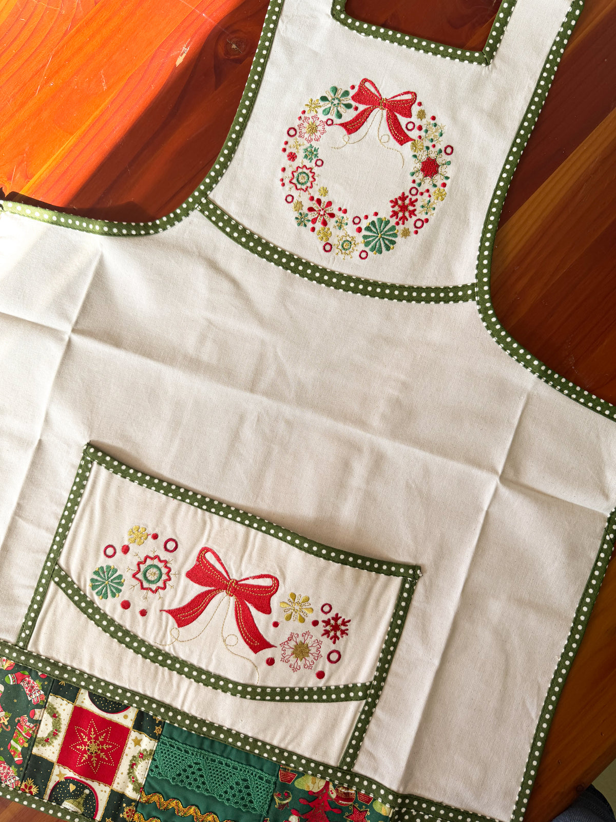 Delantal Navideño Patchwork Verde bordado navideño Wawa Stage 4