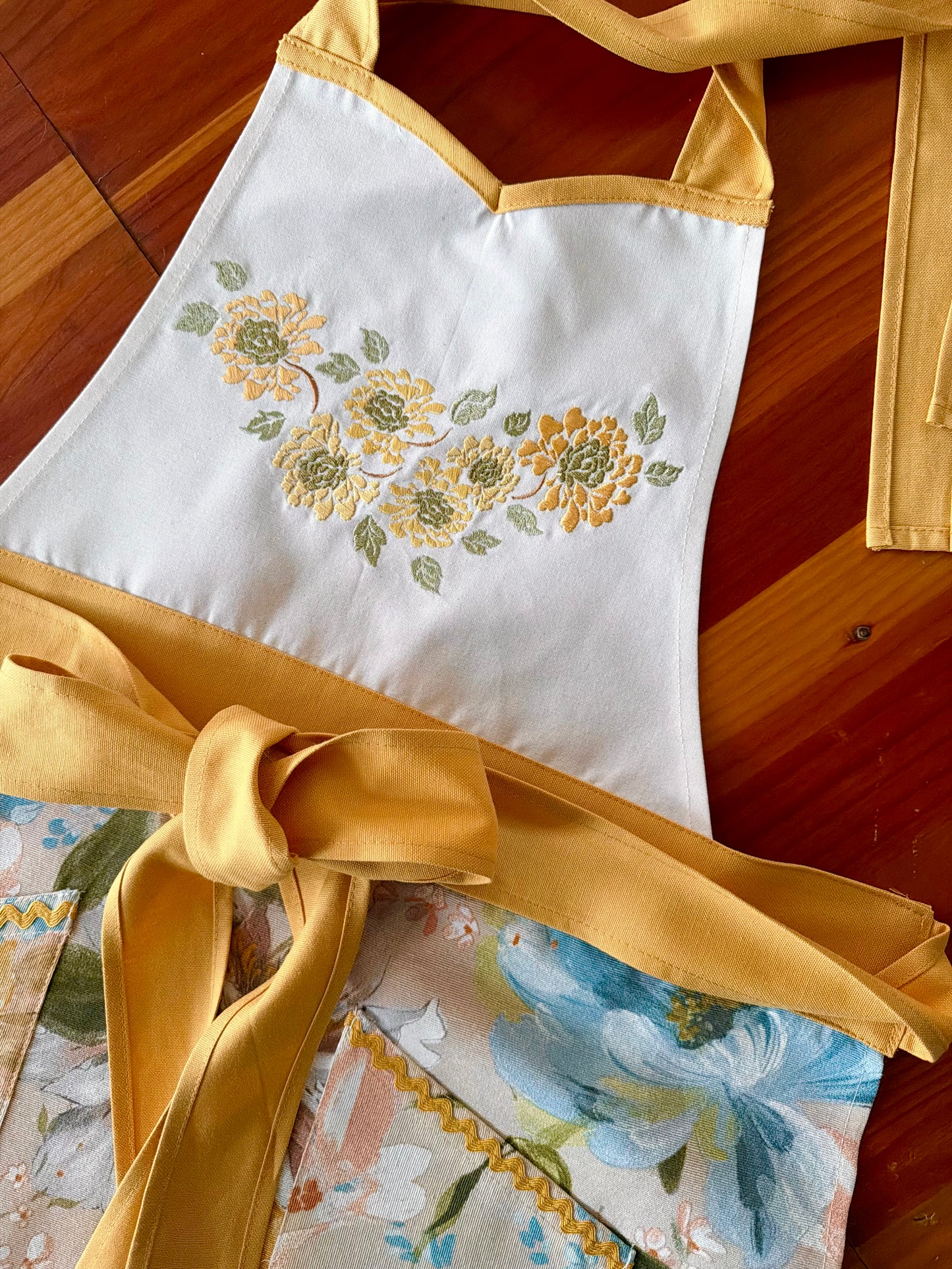 Delantal de cocina Victoria Acuarela Flores Celestes Bordado Mostaza