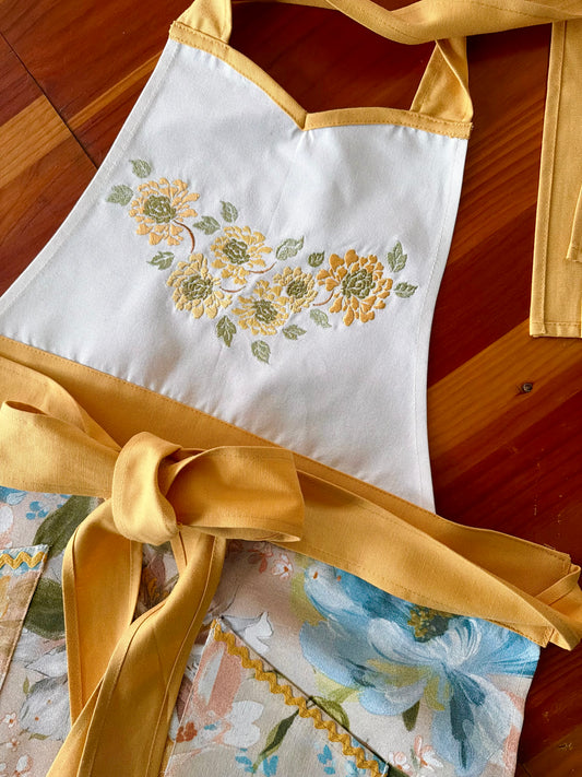 Delantal de cocina Victoria Acuarela Flores Celestes Bordado Mostaza