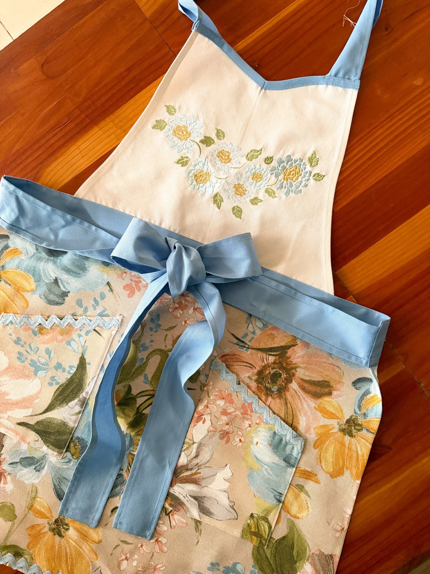 Delantal de cocina Victoria Acuarela Flores Celestes Bordado