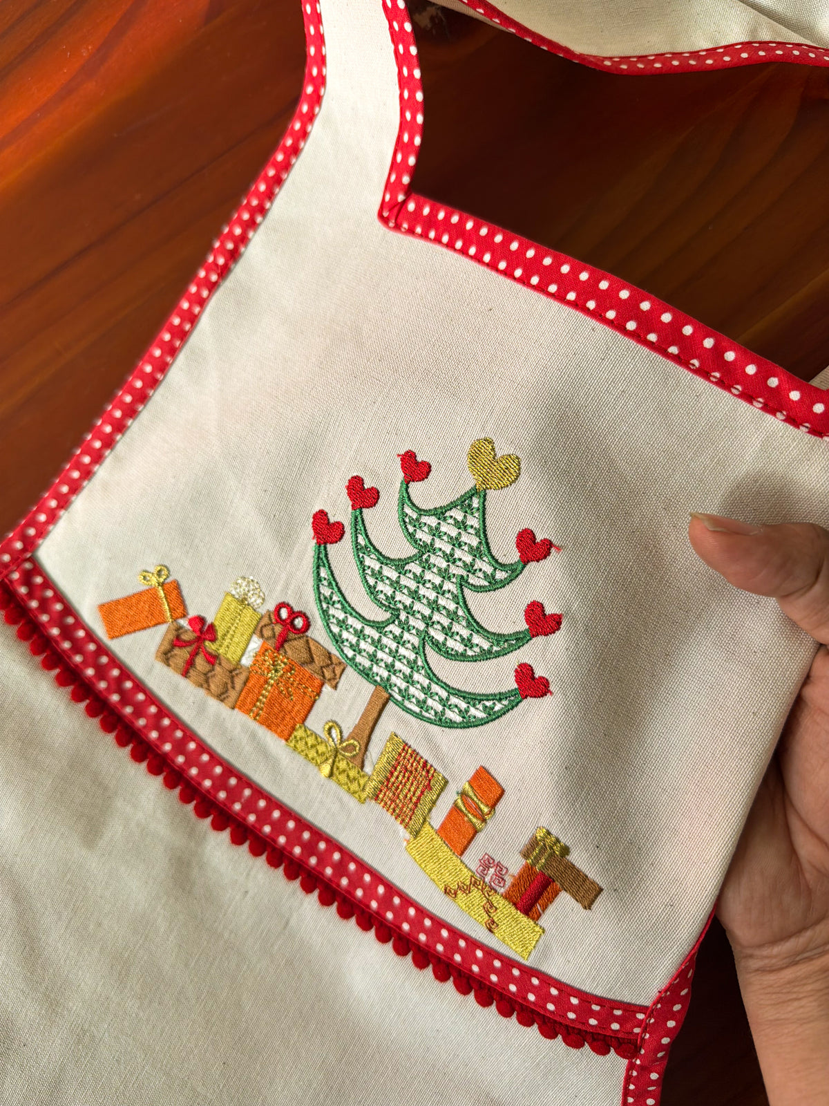 Delantal Navideño Patchwork Rojo bordado navideño Wawa Stage 9
