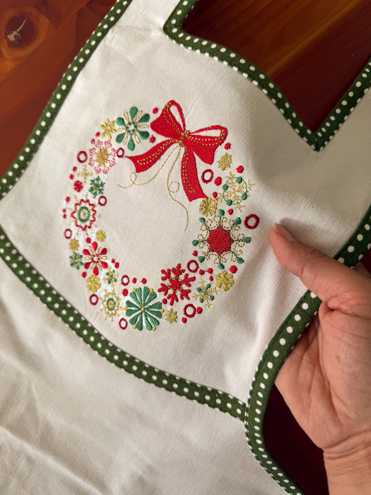 Delantal Navideño Patchwork Verde bordado navideño Wawa Stage 3